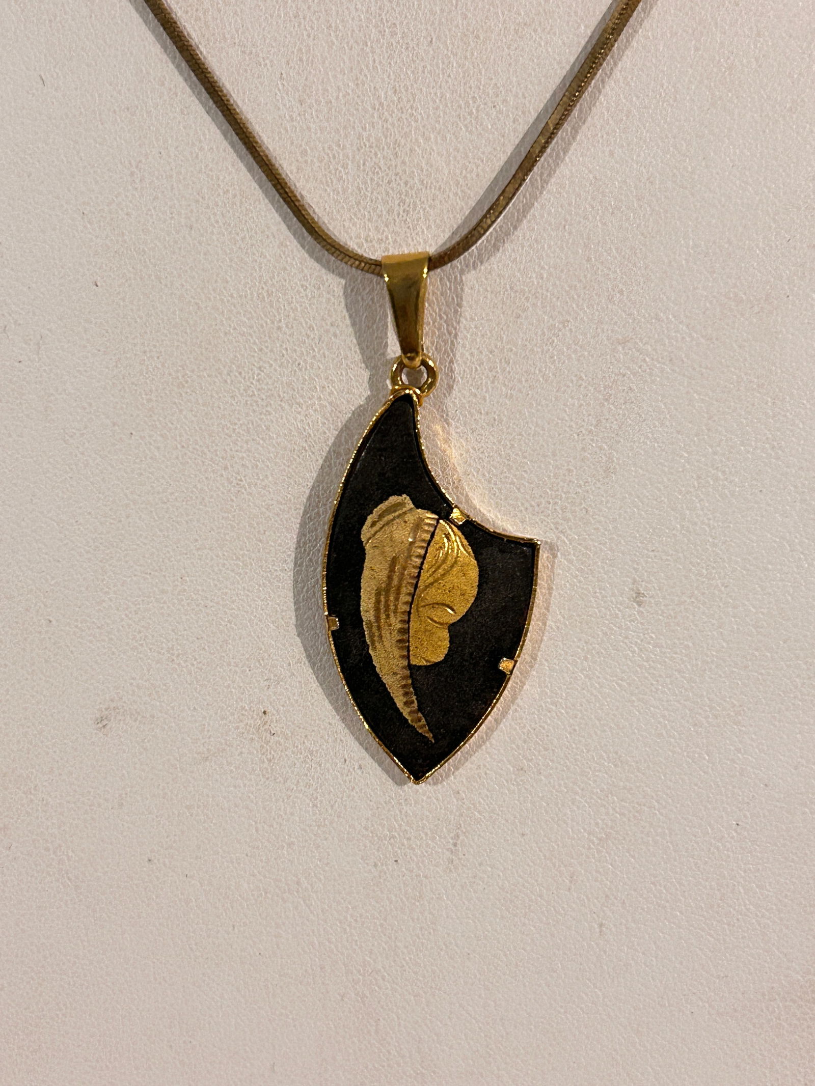 Vintage Necklace: Item comes exactly as shown Know what you are bidding on. Carefully refer to and examine all photos, ask questions, do research, etc., to determine (Authinticity) . before bidding in order to determin