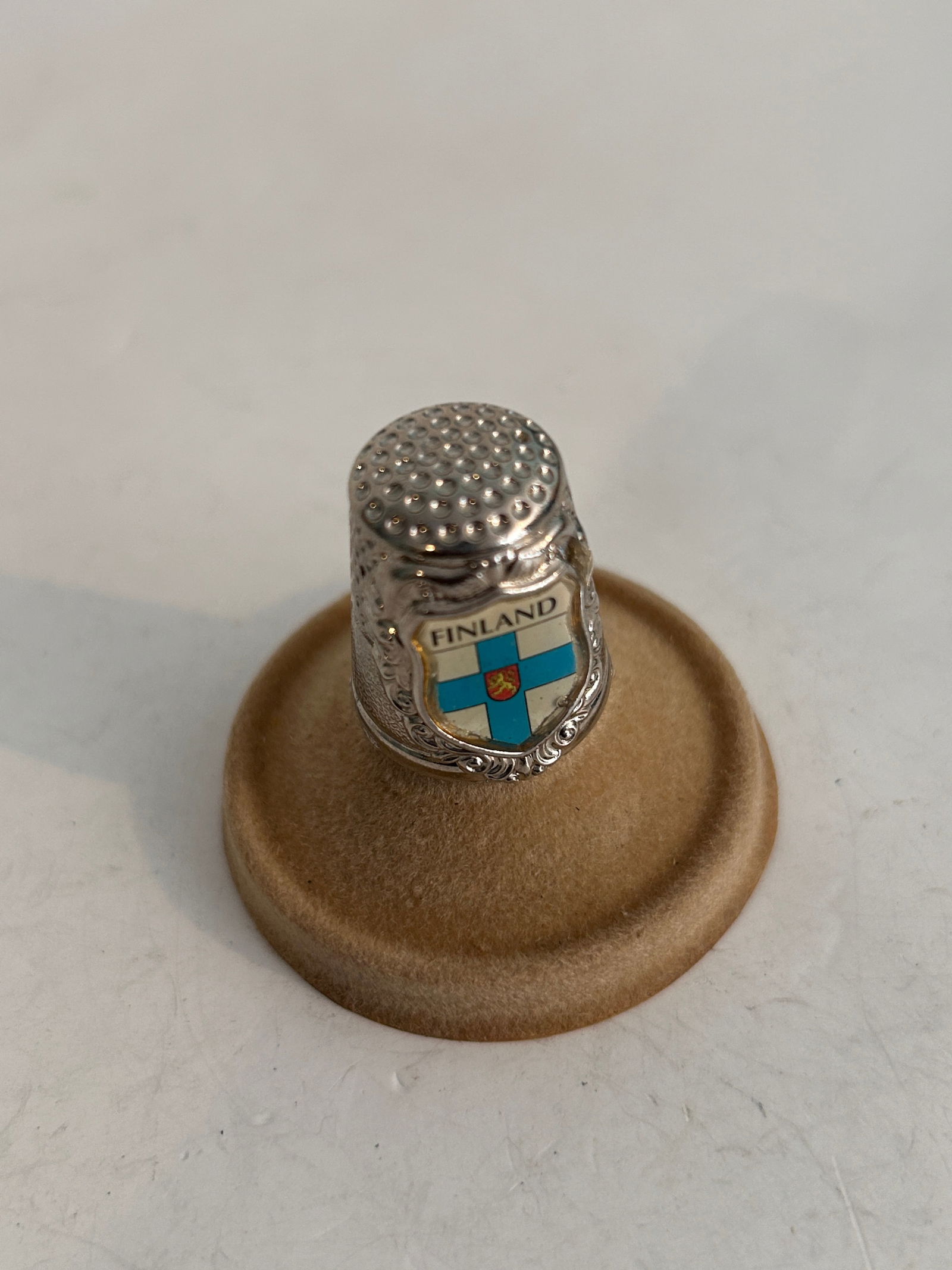 Vintage Thimble: Item comes exactly as shown Know what you are bidding on. Carefully refer to and examine all photos, ask questions, do research, etc., to determine (Authinticity) . before bidding in order to determin