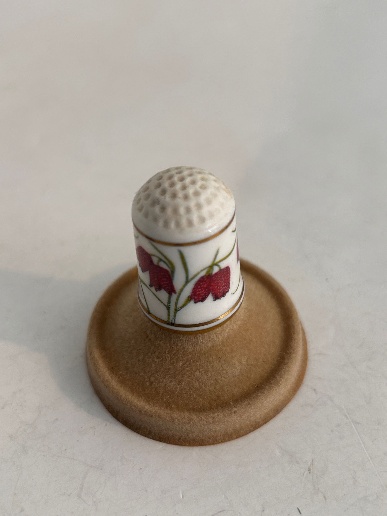 Vintage Thimble: Item comes exactly as shown Know what you are bidding on. Carefully refer to and examine all photos, ask questions, do research, etc., to determine (Authinticity) . before bidding in order to determin