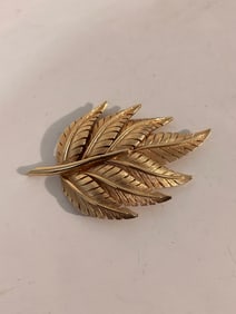 Vintage Gold tone Boucher # 8604P Leaf Brooch