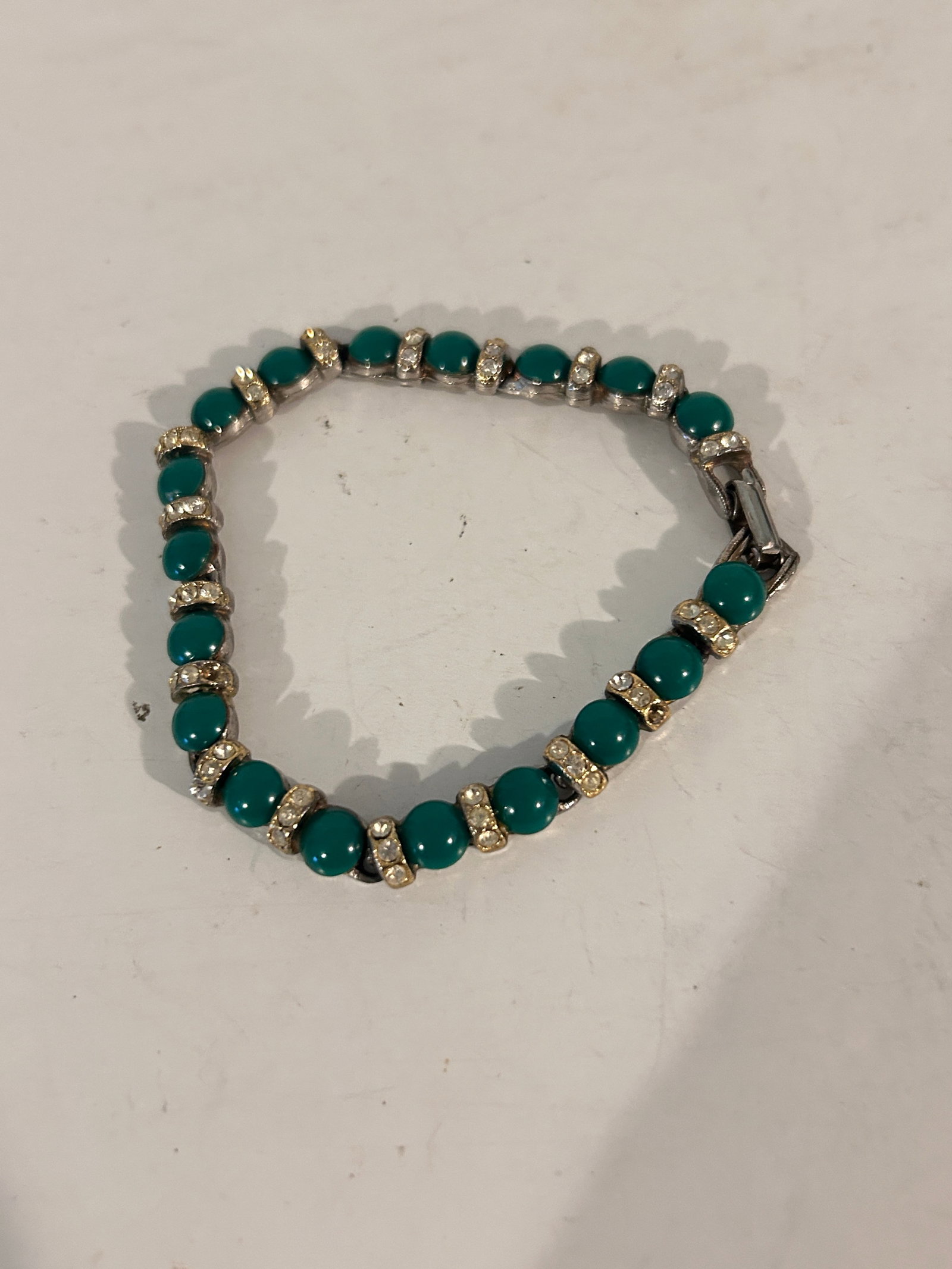 Vintage green bead Bracelet 7": Vintage green bead Bracelet 7" Please view all photos as they are part of the description and condition of this Item, Feel free to contact me with questions or picture requests! Used Item AS IS