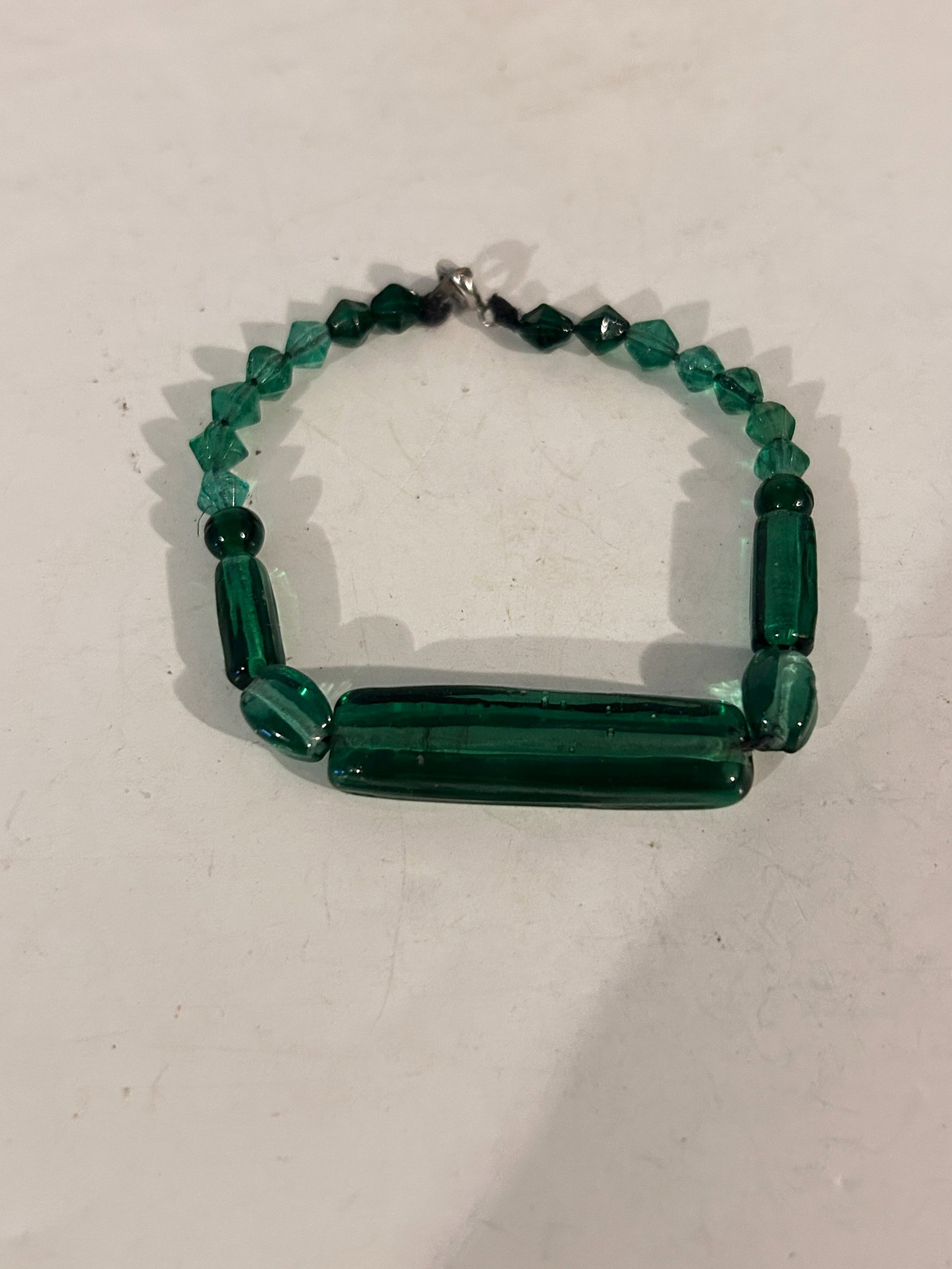 Vintage green glass bead Bracelet 7": Vintage green glass bead Bracelet 7" Please view all photos as they are part of the description and condition of this Item, Feel free to contact me with questions or picture requests! Used Item AS IS