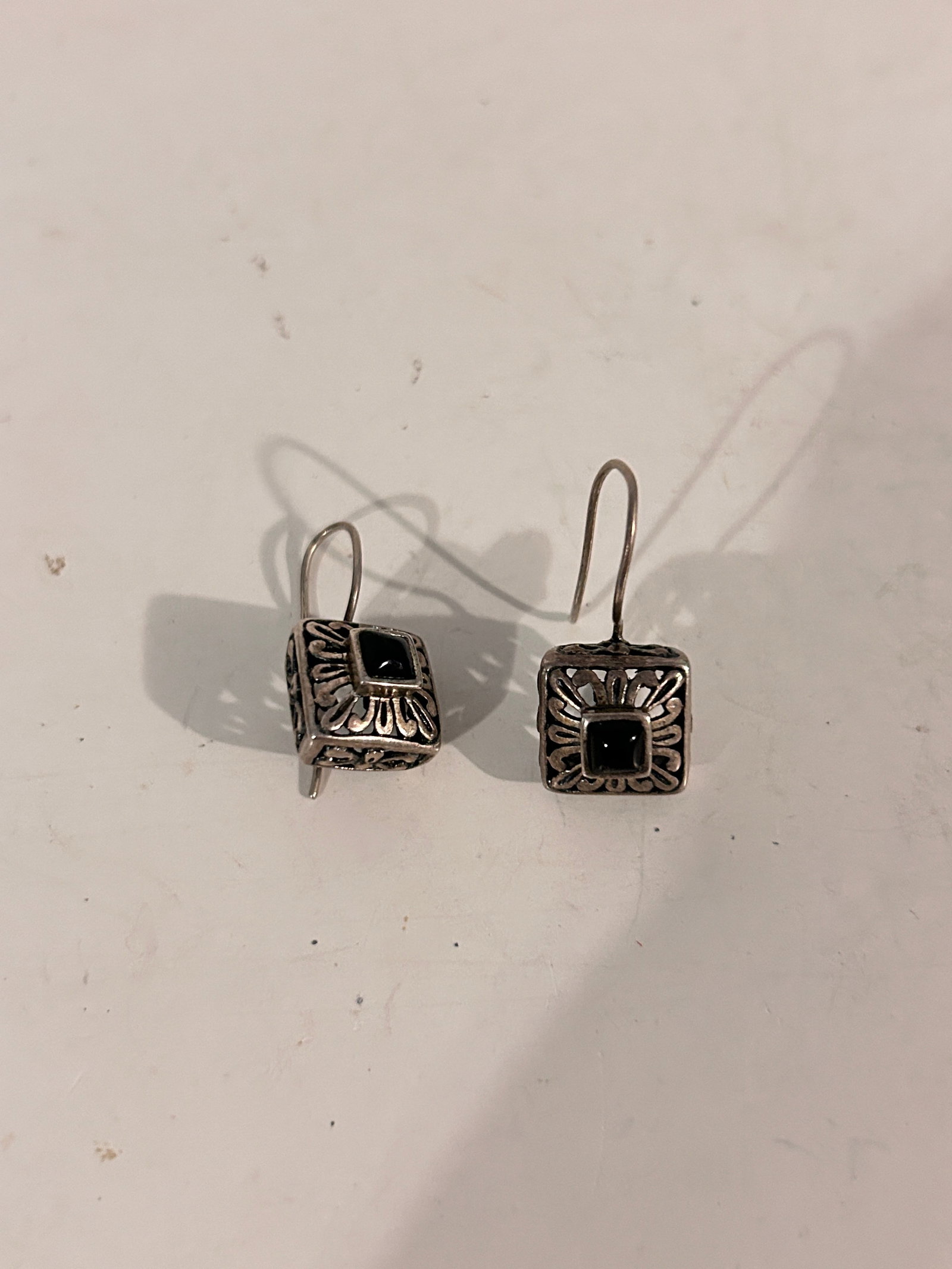 Vintage Sterling Silver onyx filigree Earrings: Vintage Sterling Silver onyx filigree Earrings Please view all photos as they are part of the description and condition of this Item, Feel free to contact me with questions or picture requests! Used I