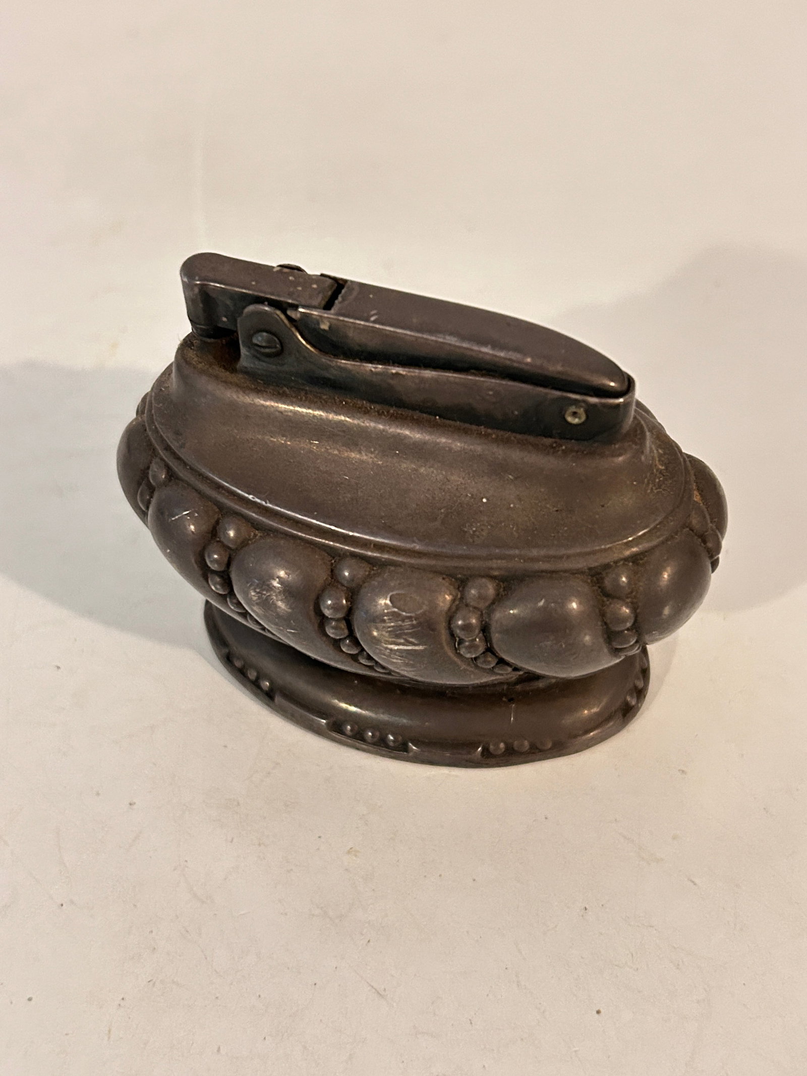 Vintage Ronson Crown Working Lighter: Vintage Ronson Crown Working Lighter Please view all photos as they are part of the description and condition of this Item, Feel free to contact me with questions or picture requests! Used Item AS IS