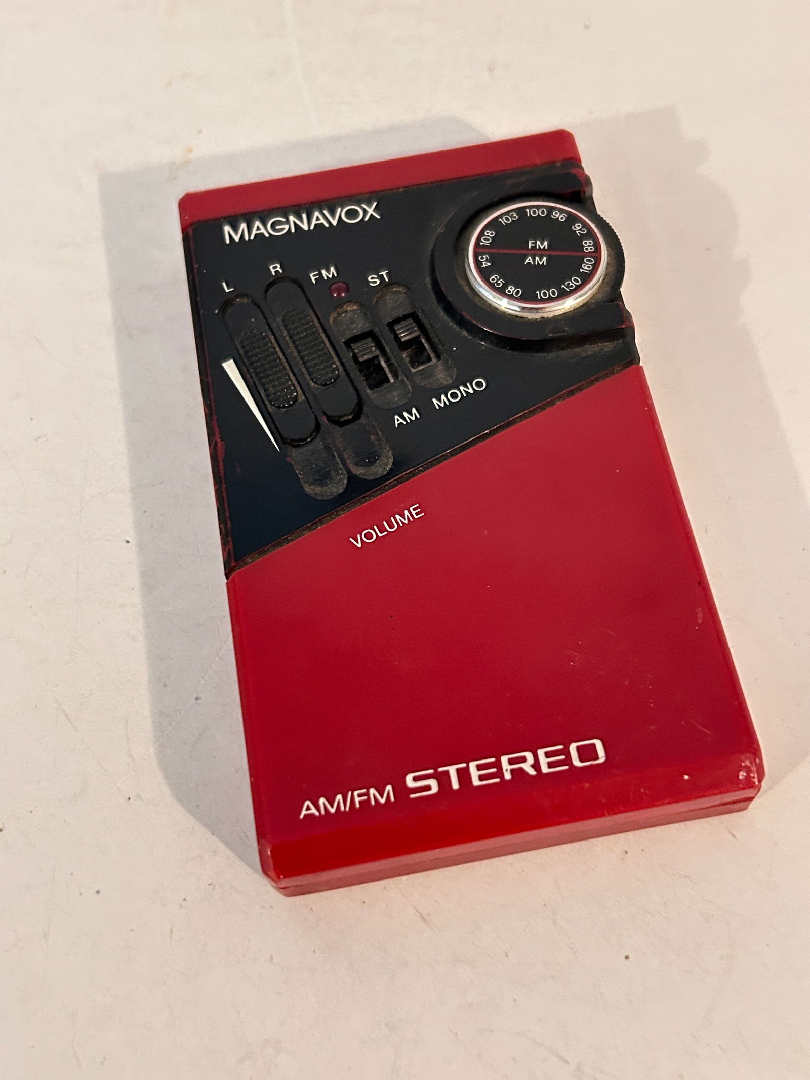 Vintage Magnavox mini radio working needs batteries (1 of 4)