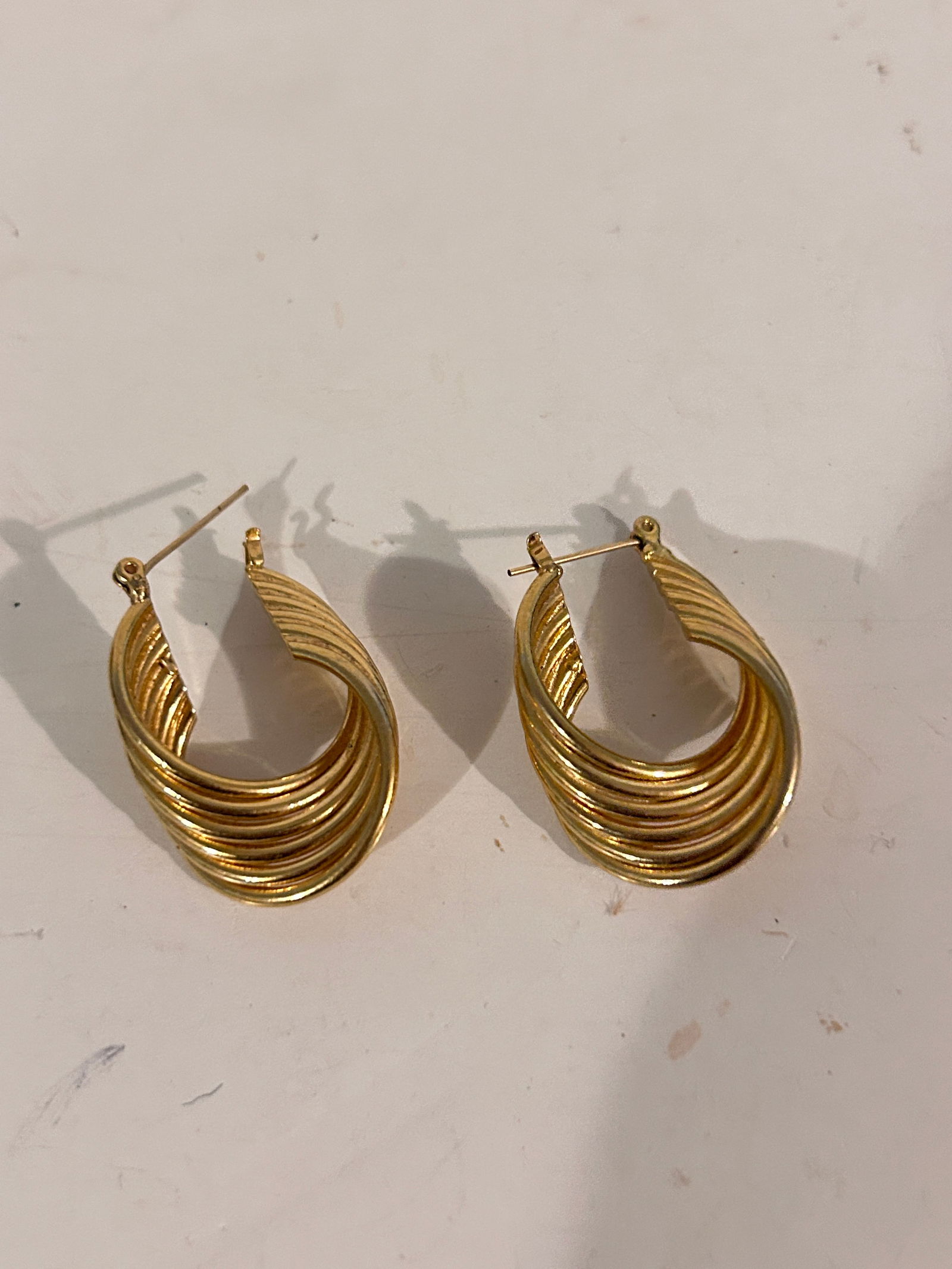 Vintage gold tone Earrings: Item comes exactly as shown Know what you are bidding on. Carefully refer to and examine all photos, ask questions, do research, etc., to determine (Authinticity) . before bidding in order to determin