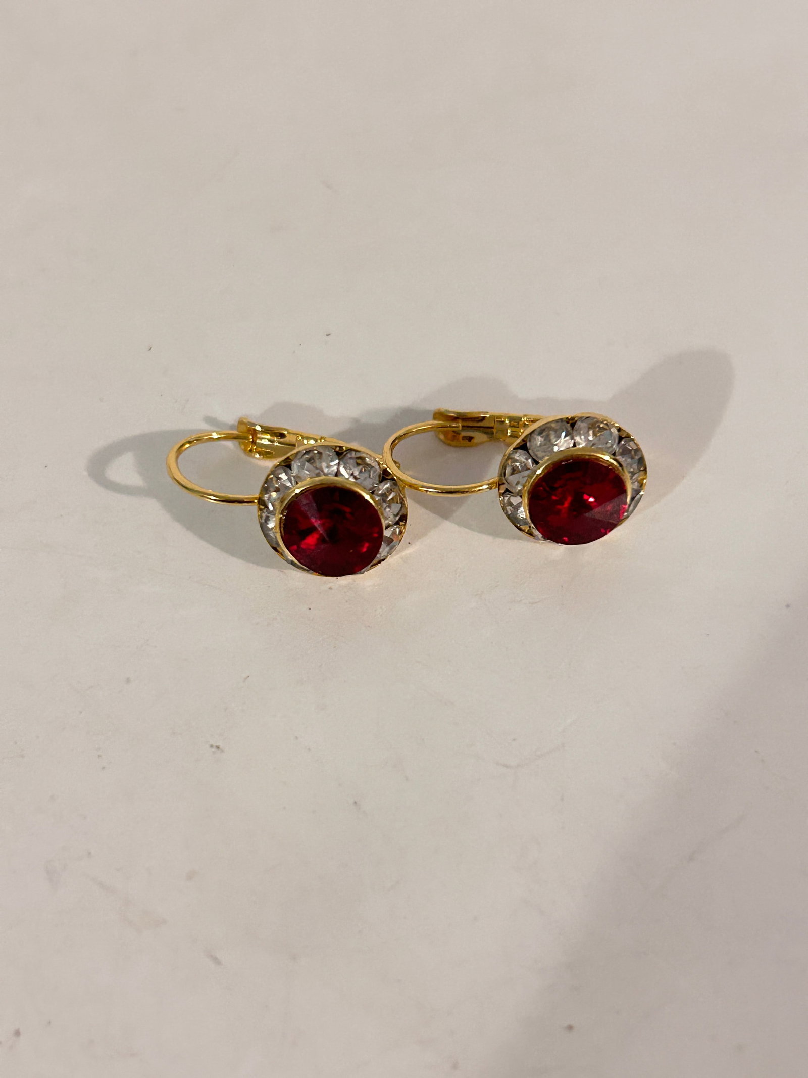 Vintage rhinestone Earrings: Vintage rhinestone Earrings Please view all photos as they are part of the description and condition of this Item, Feel free to contact me with questions or picture requests! Used Item AS IS