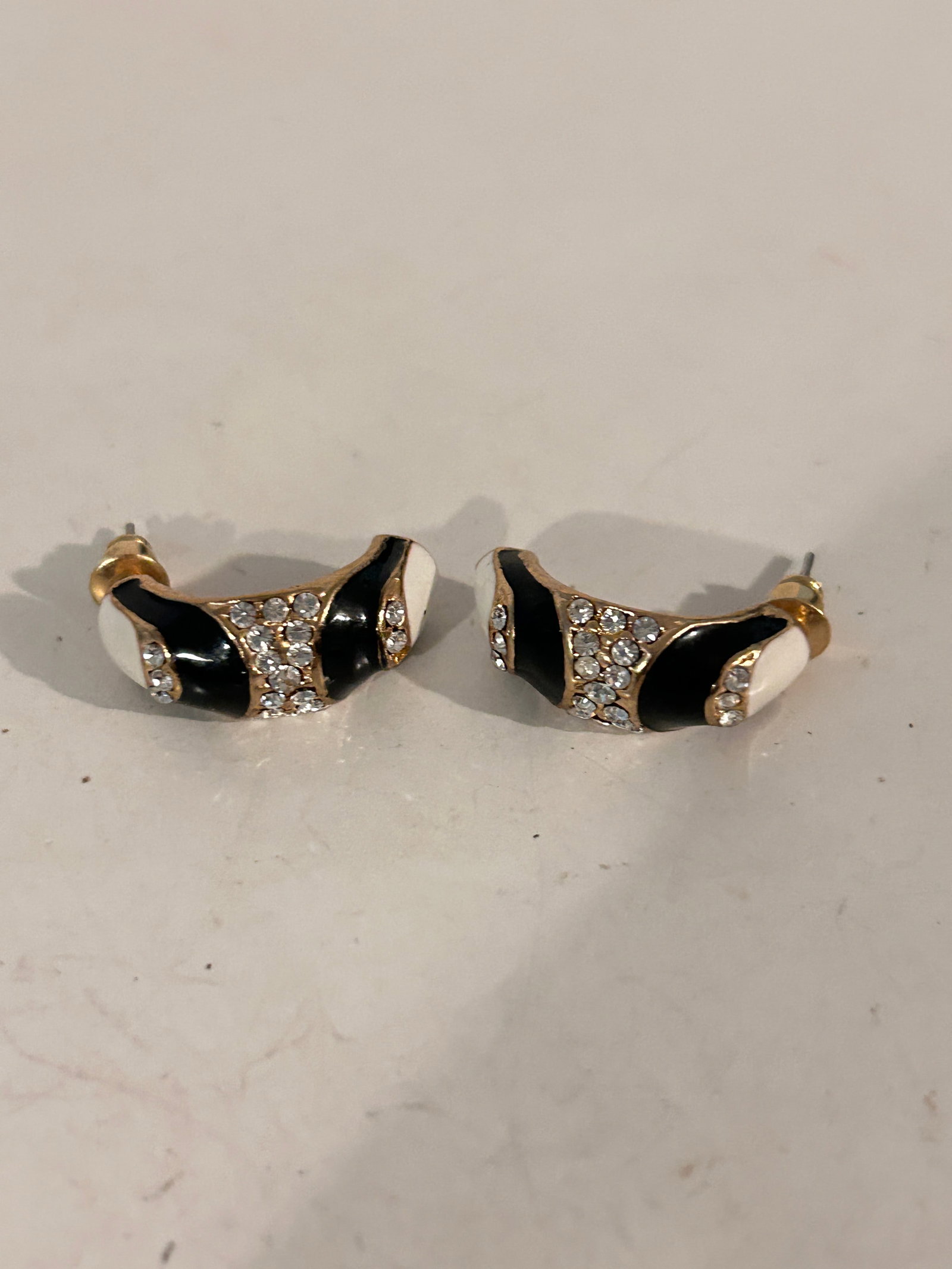 Vintage rhinestone enamel Earrings: Vintage rhinestone enamel Earrings Please view all photos as they are part of the description and condition of this Item, Feel free to contact me with questions or picture requests! Used Item AS IS