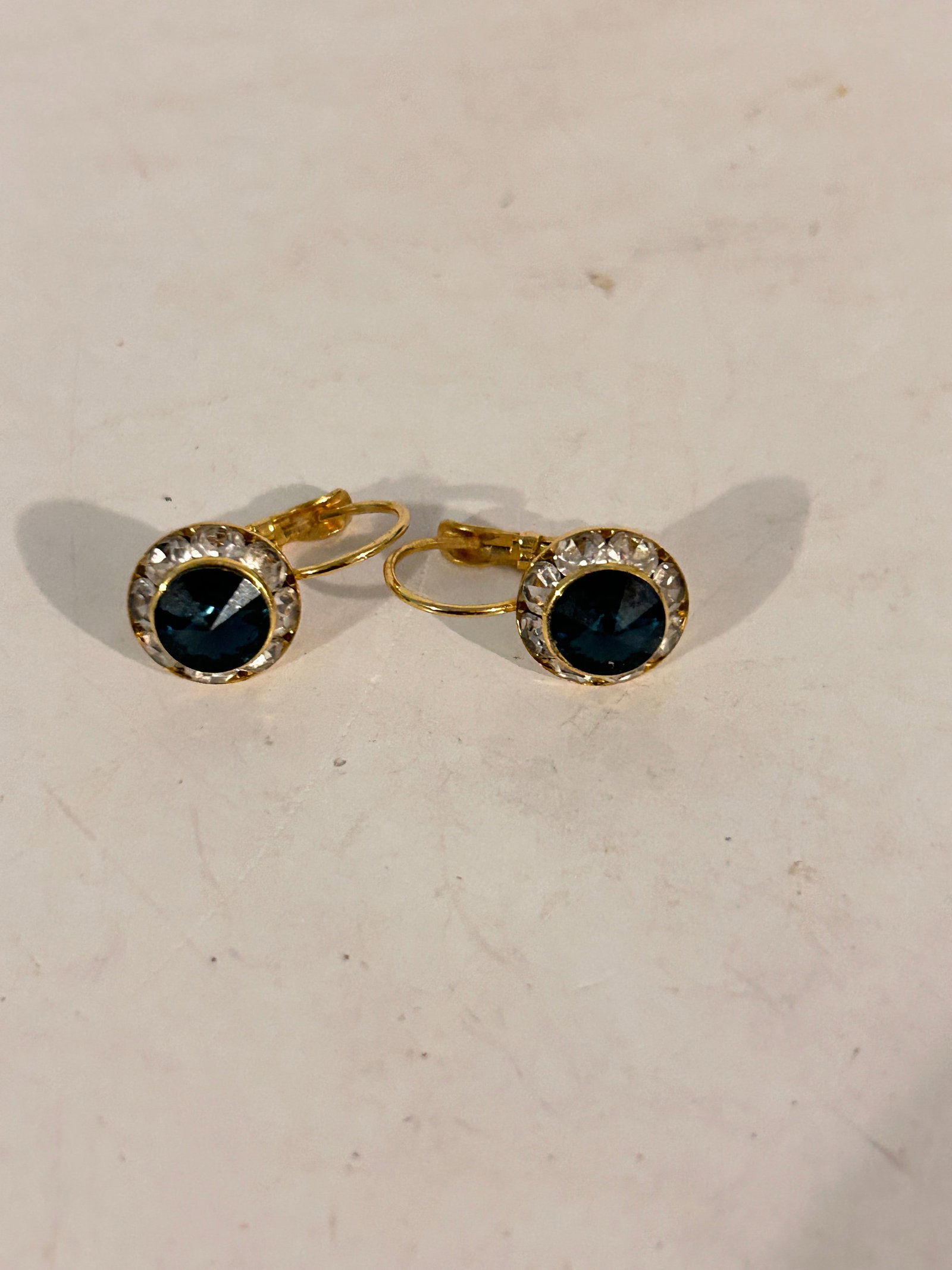 Vintage rhinestone Earrings: Vintage rhinestone Earrings Please view all photos as they are part of the description and condition of this Item, Feel free to contact me with questions or picture requests! Used Item AS IS