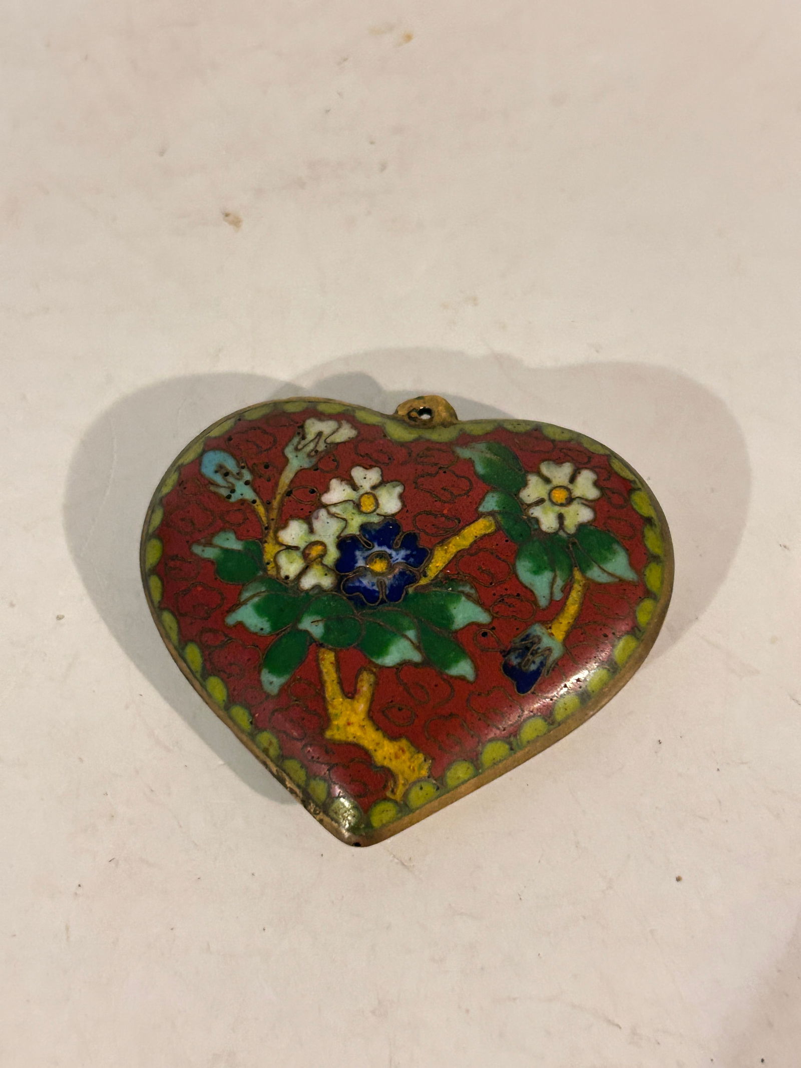 Vintage Cloisonne heart Pendant: Vintage Cloisonne heart Pendant Please view all photos as they are part of the description and condition of this Item, Feel free to contact me with questions or picture requests! Used Item AS IS