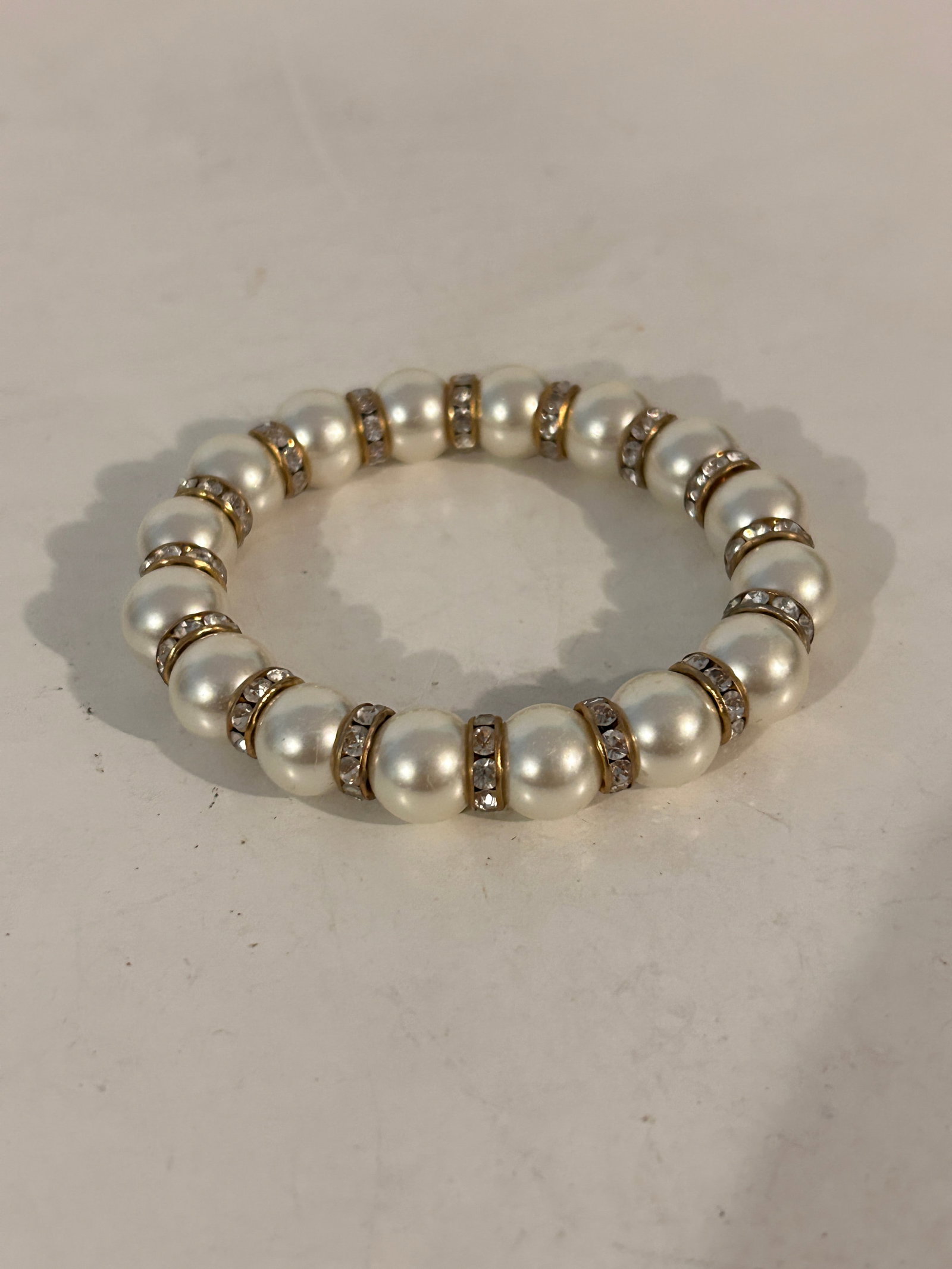 Vintage stretch faux pearl Bracelet: Vintage stretch faux pearl Bracelet Please view all photos as they are part of the description and condition of this Item, Feel free to contact me with questions or picture requests! Used Item AS IS