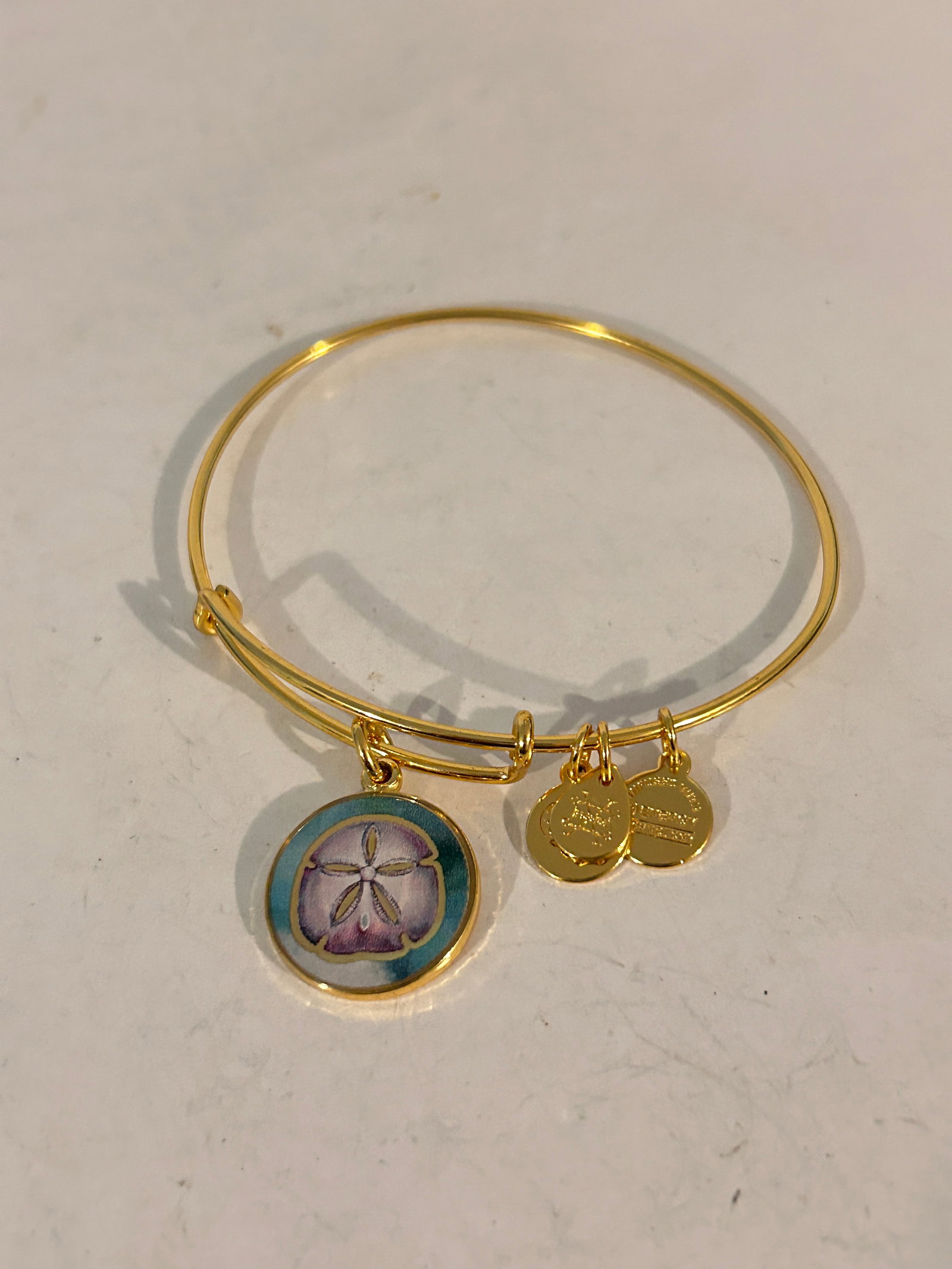 Vintage Alex and Ani Bracelet: Vintage Alex and Ani Bracelet Please view all photos as they are part of the description and condition of this Item, Feel free to contact me with questions or picture requests! Used Item AS IS