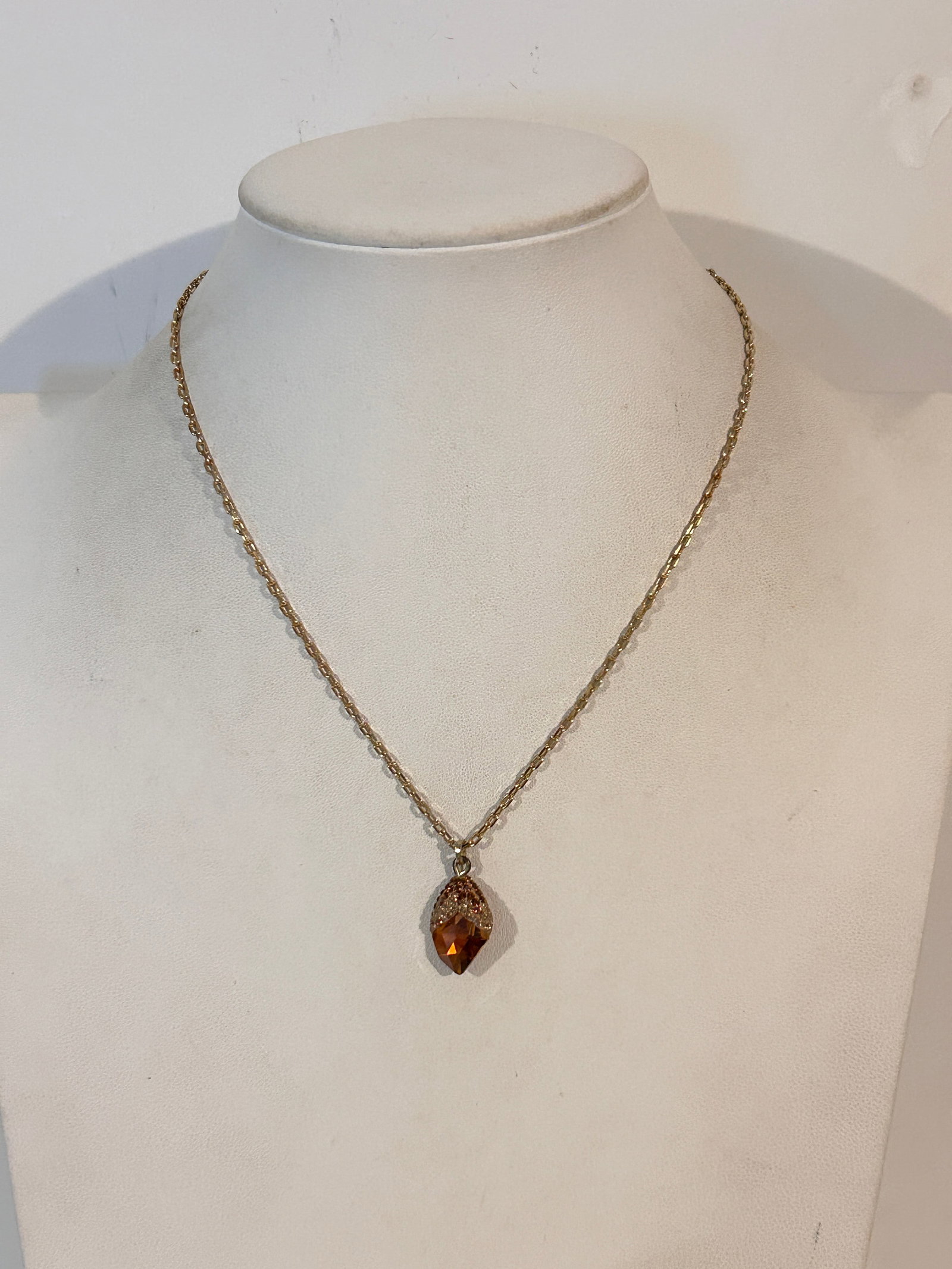Vintage Swarovski Crystal pendant Necklace 16": Vintage Swarovski Crystal pendant Necklace 16" Please view all photos as they are part of the description and condition of this Item, Feel free to contact me with questions or picture requests! Used I