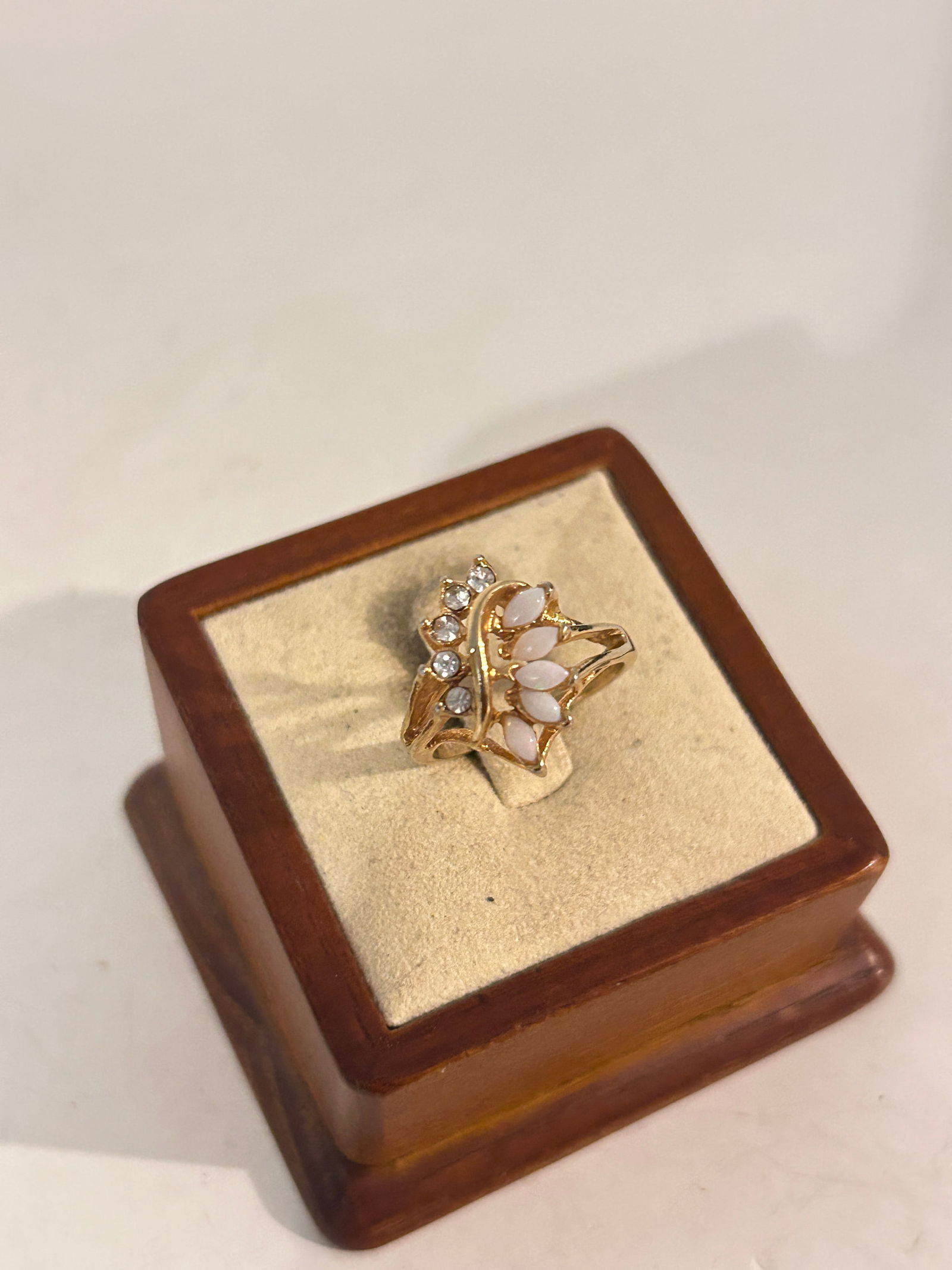 Vintage Costume Ring Sz 7 (1 of 5)