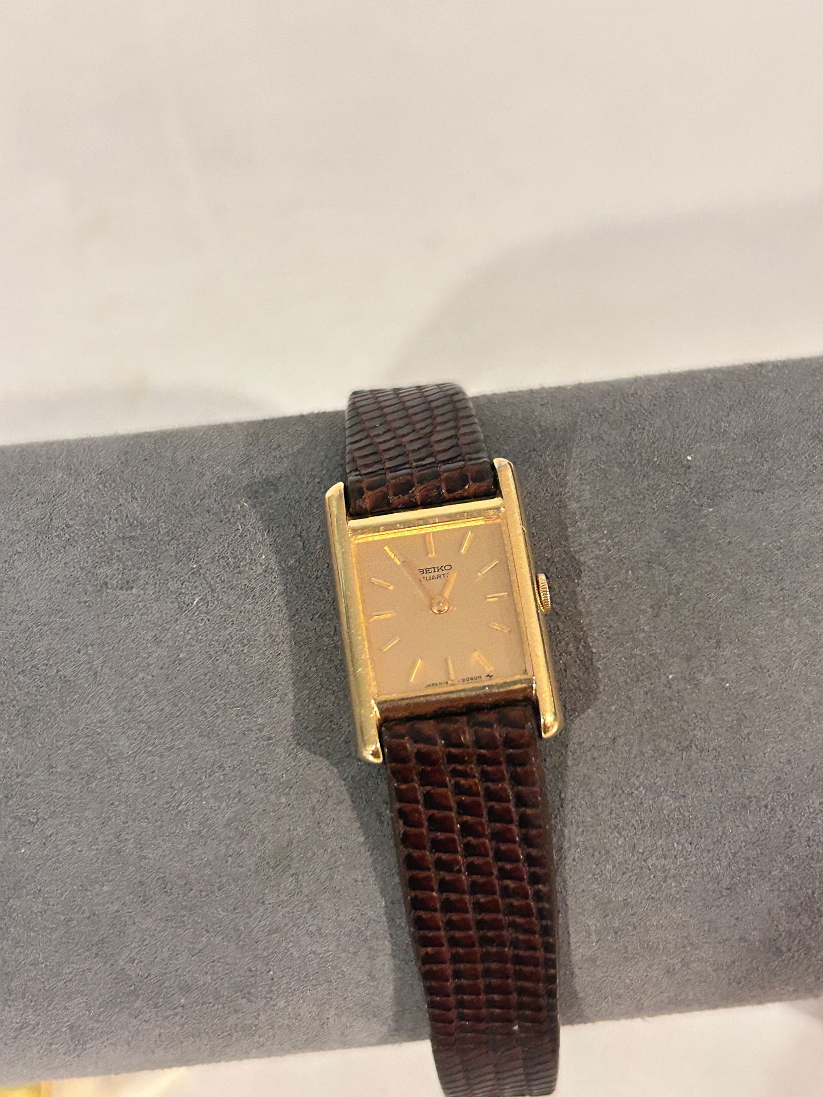Seiko "Tank" Style Ladies Vintage Gold Tone Quartz Watch 1400-5039 needs bat light scratches (1 of 4)