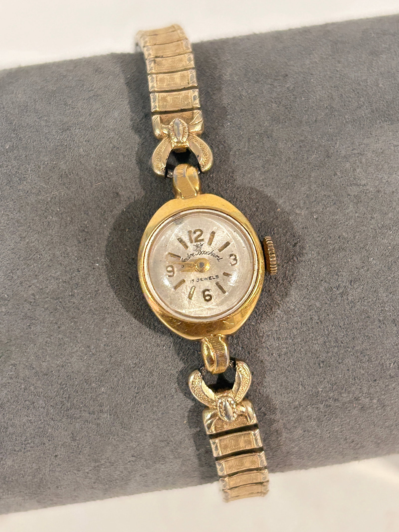 Vintage Andre Bouchard Swiss Watch not working: Vintage Andre Bouchard Swiss Watch not working Please view all photos as they are part of the description and condition of this Item, Feel free to contact me with questions or picture requests! Used I
