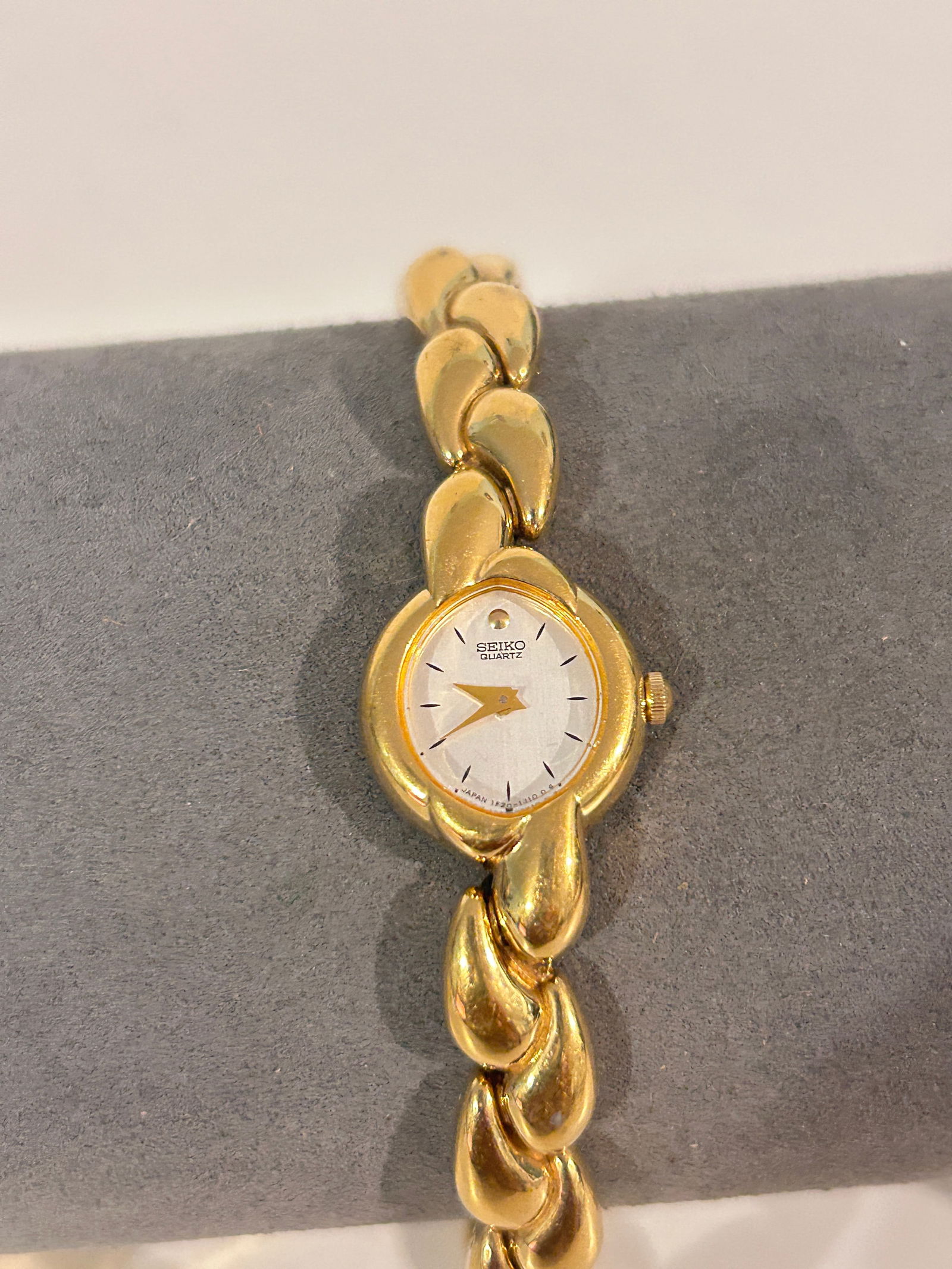 Vintage 1990s Seiko Ladies Quartz Watch Gold Tone needs battery: Vintage 1990s Seiko Ladies Quartz Watch Gold Tone needs battery Please view all photos as they are part of the description and condition of this Item, Feel free to contact me with questions or picture