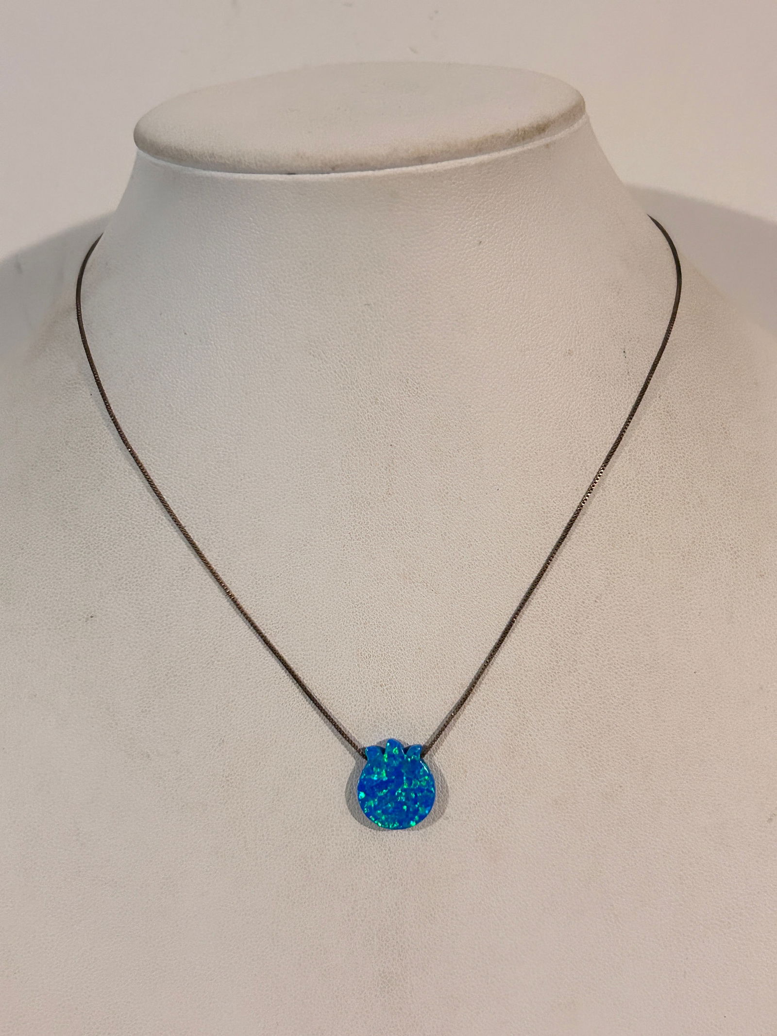 Vintage Sterling Silver Blue Opal Necklace 15": Vintage Sterling Silver Blue Opal Necklace 15" Please view all photos as they are part of the description and condition of this Item, Feel free to contact me with questions or picture requests! Used I