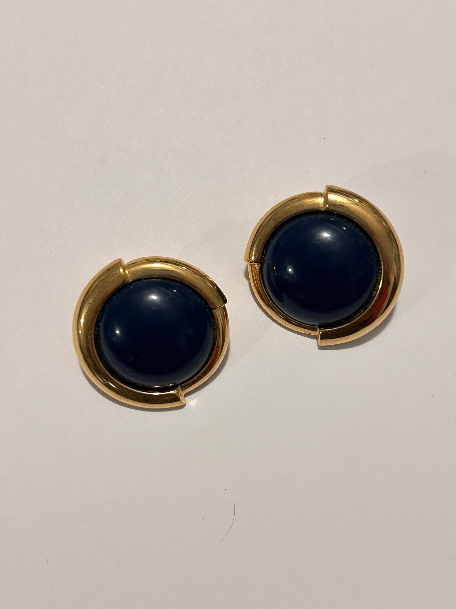 Vintage Monet Gold Tone Fashion Earrings: Vintage Monet Gold Tone Fashion Earrings Please view all photos as they are part of the description and condition of this Item, Feel free to contact me with questions or picture requests! Used Item AS