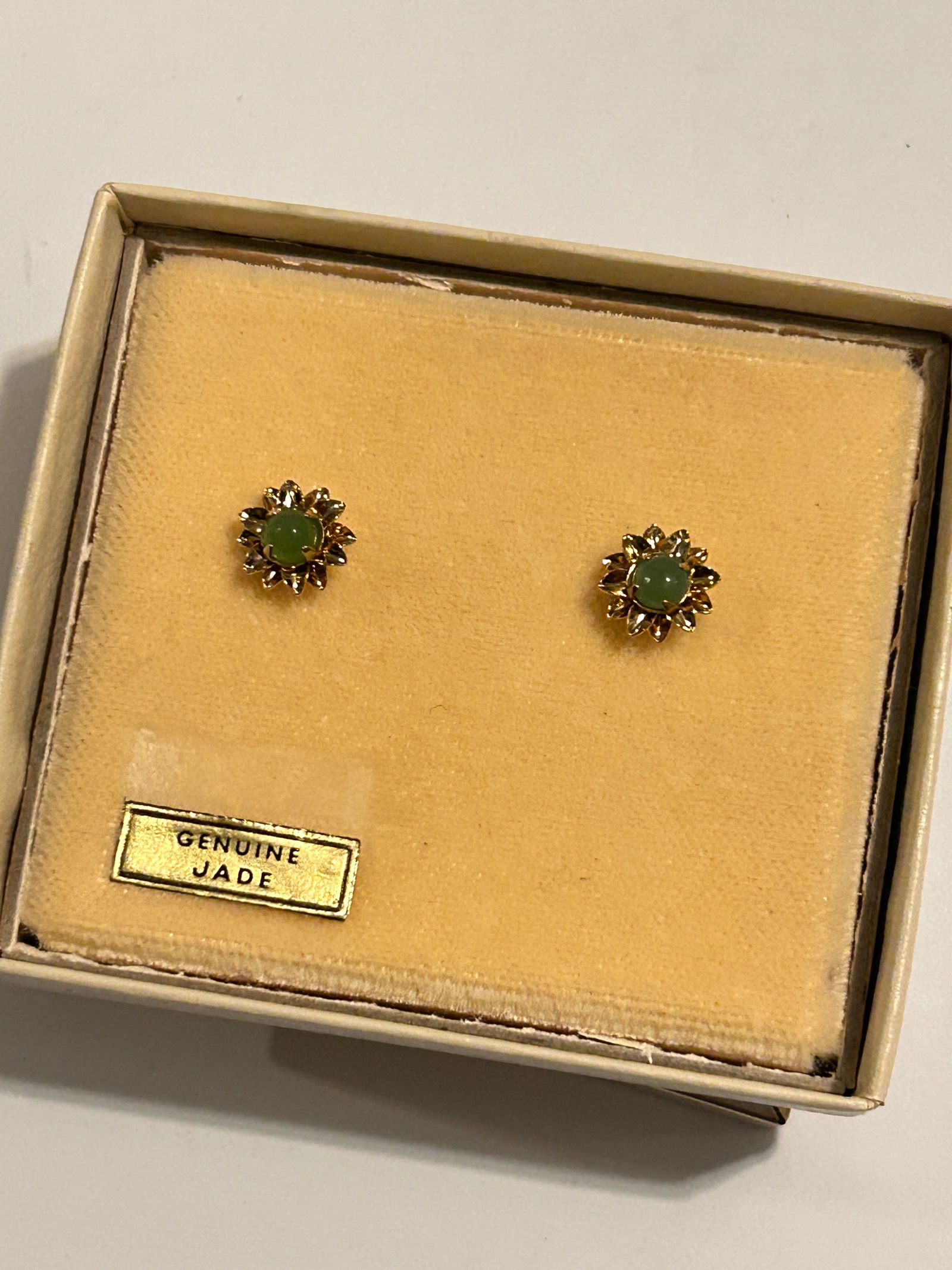 Vintage Jade post Fashion Earrings: Vintage Jade post Fashion Earrings Please view all photos as they are part of the description and condition of this Item, Feel free to contact me with questions or picture requests! Used Item AS IS