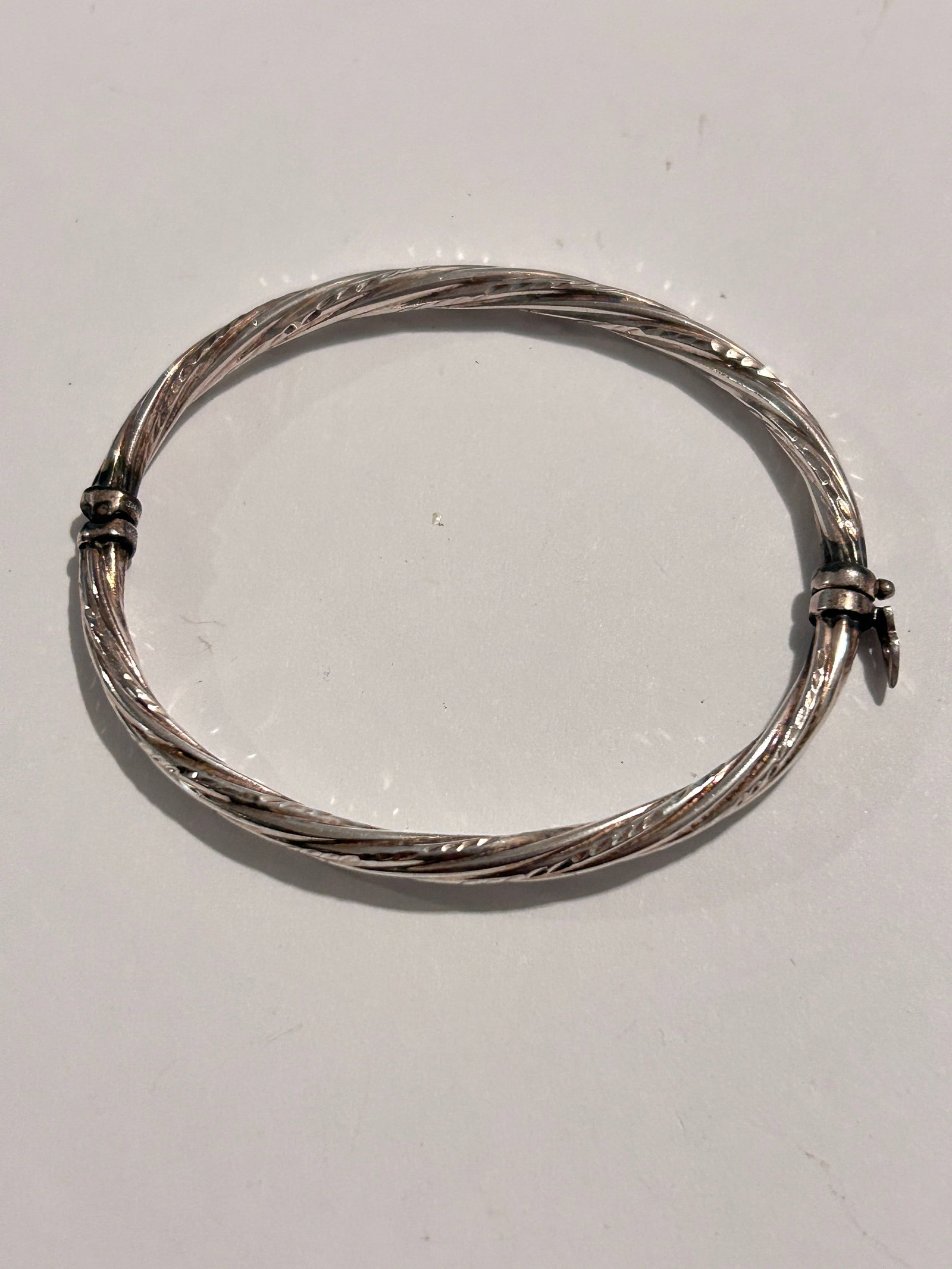Vintage Sterling Silver twist hinged Bracelet 7": Vintage Sterling Silver twist hinged Bracelet 7" Please view all photos as they are part of the description and condition of this Item, Feel free to contact me with questions or picture requests! Used