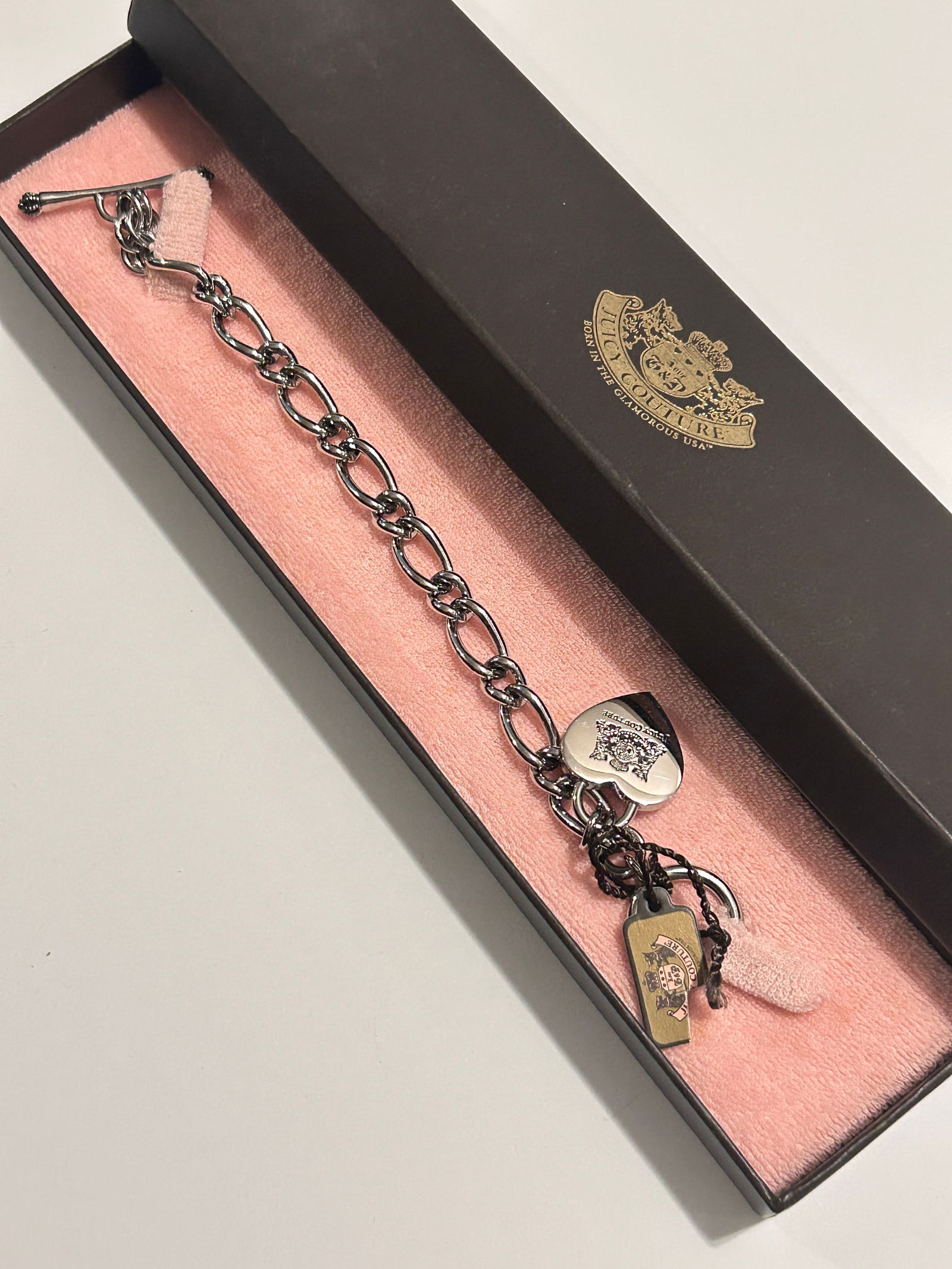 Vintage juicy couture charm bracelet New in Box 7": Vintage juicy couture charm bracelet New in Box 7" Please view all photos as they are part of the description and condition of this Item, Feel free to contact me with questions or picture requests! Us