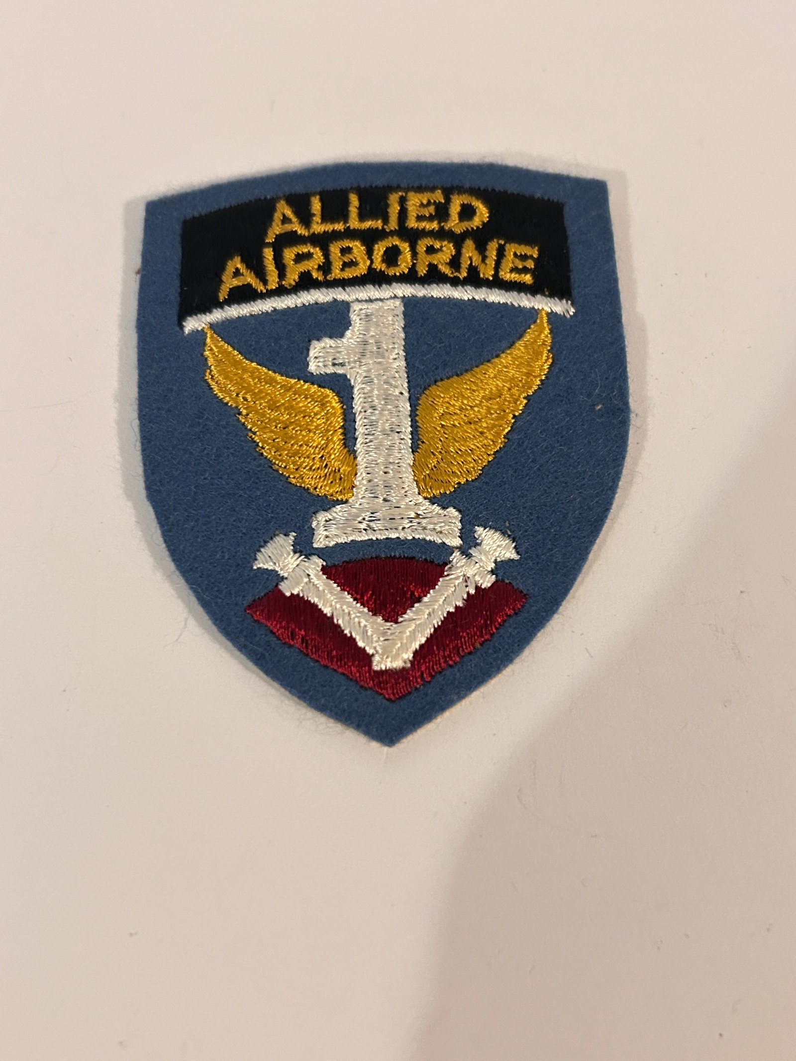 Allied Airborne Paratrooper Patch: Allied Airborne Paratrooper Patch Please view all photos as they are part of the description and condition of this Item, Feel free to contact me with questions or picture requests! Used Item AS IS