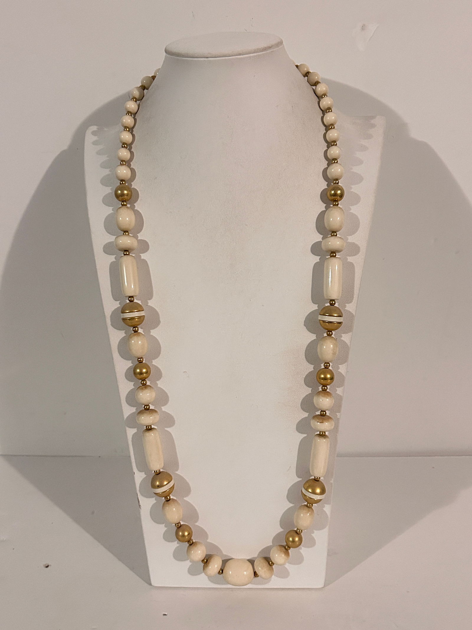 Vintage White Trifari Plastic Necklace Sz 34": Vintage White Trifari Plastic Necklace Sz 34" Please view all photos as they are part of the description and condition of this Item, Feel free to contact me with questions or picture requests! Used It
