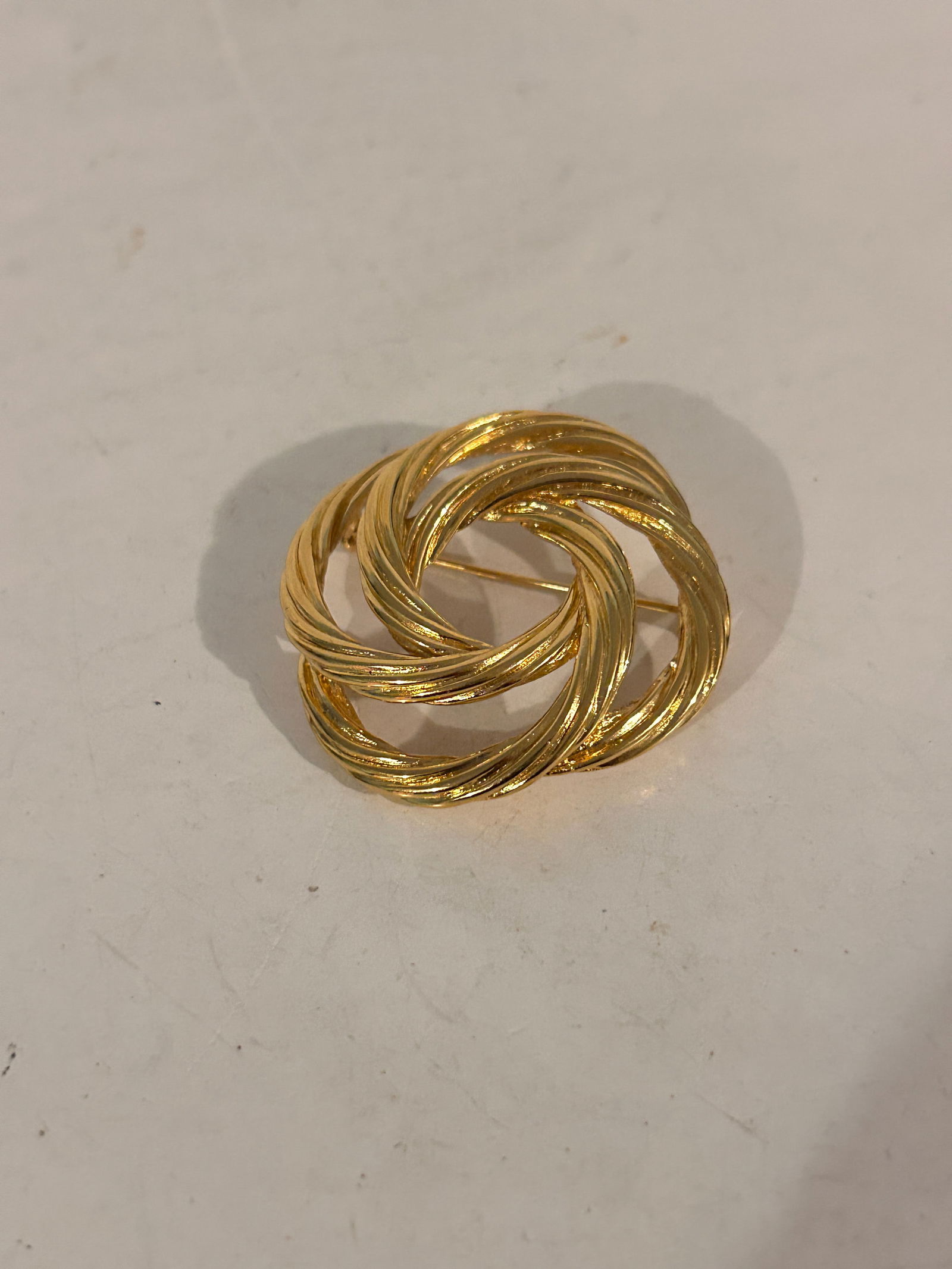 Vintage Goldtone Monet Brooch: Vintage Goldtone Monet Brooch Please view all photos as they are part of the description and condition of this Item, Feel free to contact me with questions or picture requests! Used Item AS IS