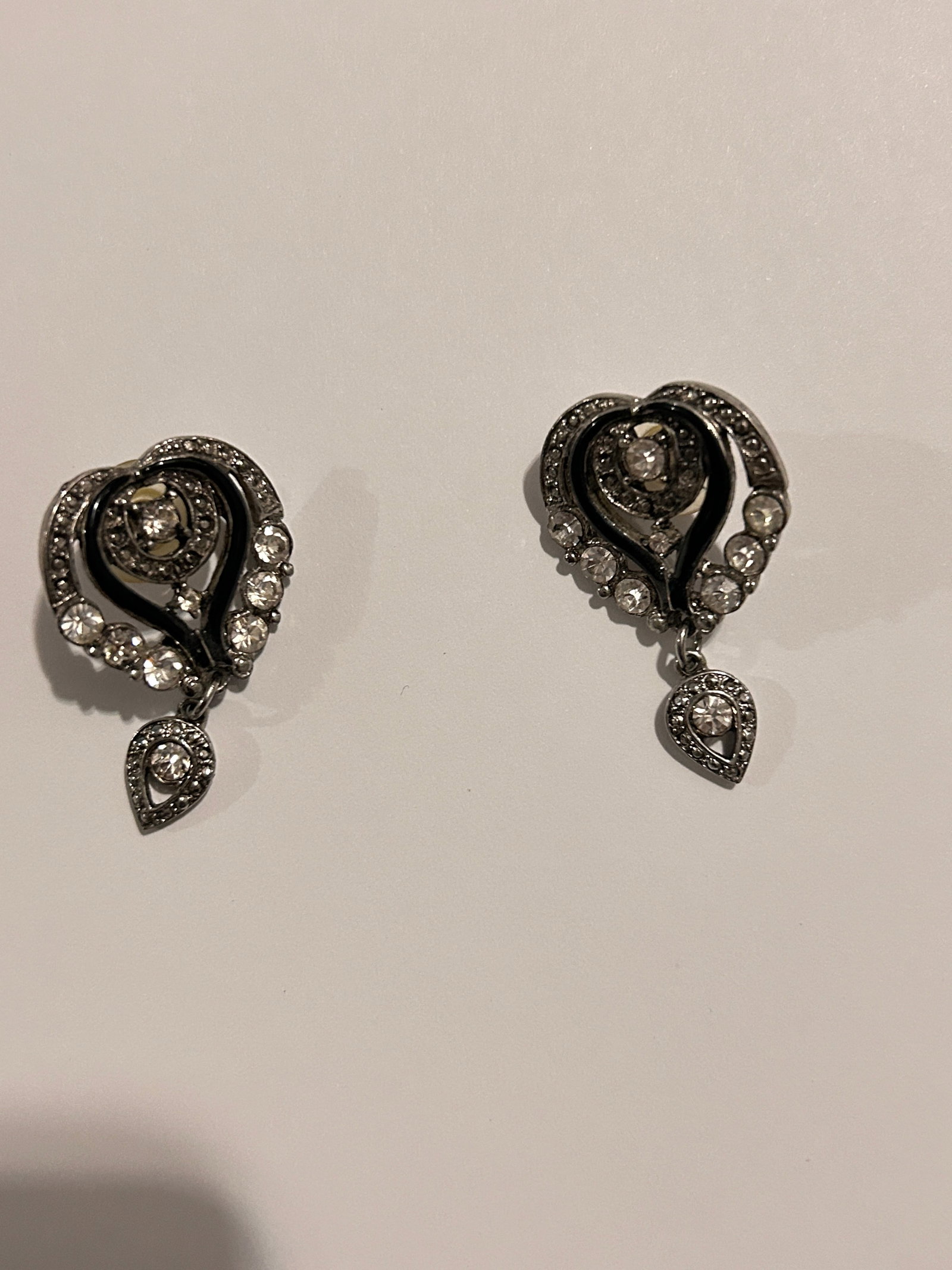 Vintage Fashion Rhinestone Earrings: Vintage Fashion Rhinestone Earrings Please view all photos as they are part of the description and condition of this Item, Feel free to contact me with questions or picture requests! Used Item AS IS