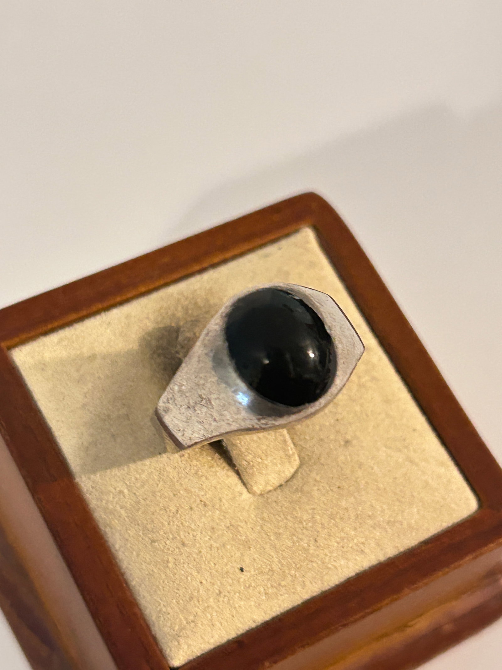 Vintage Sterling Silver heavy onyx Ring SZ 10: Vintage Sterling Silver heavy onyx Ring SZ 10 Please view all photos as they are part of the description and condition of this Item, Feel free to contact me with questions or picture requests! Used It