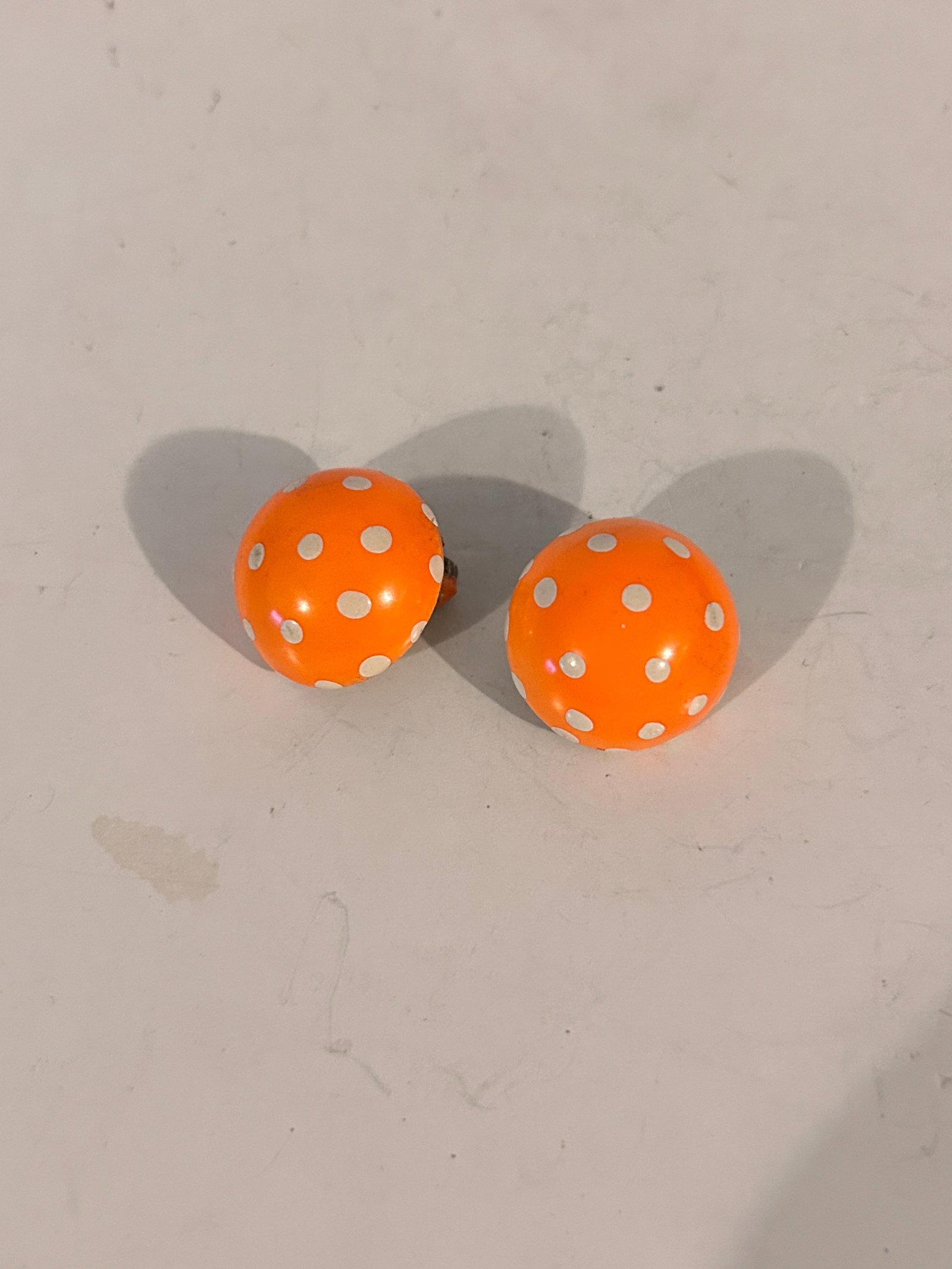 Vintage Orange Earrings: Vintage Orange Earrings Please view all photos as they are part of the description and condition of this Item, Feel free to contact me with questions or picture requests! Used Item AS IS