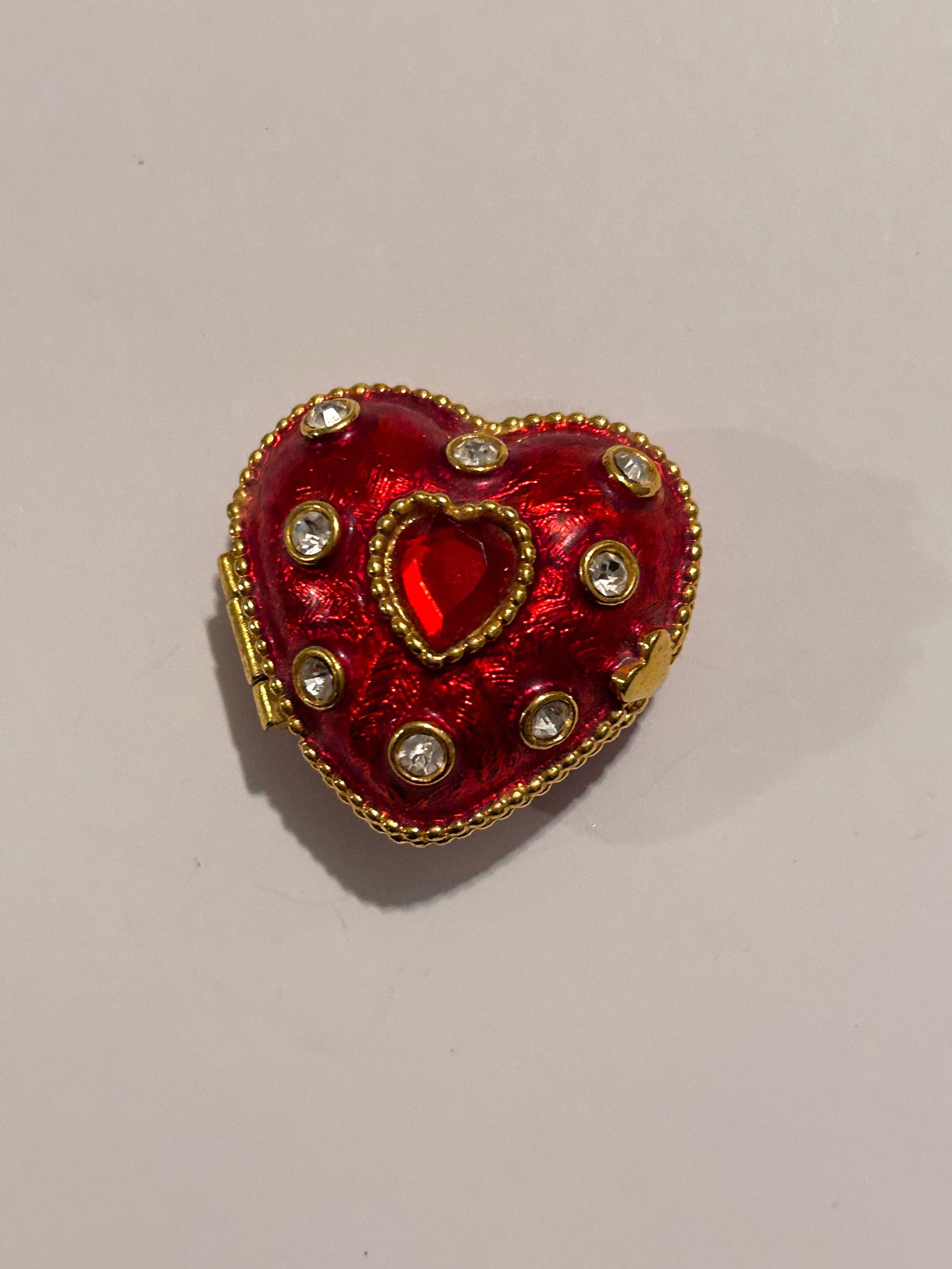 Escada Red Enamel Heart Pill Box / Trinket Box: Escada Red Enamel Heart Pill Box / Trinket Box Please view all photos as they are part of the description and condition of this Item, Feel free to contact me with questions or picture requests! Used I