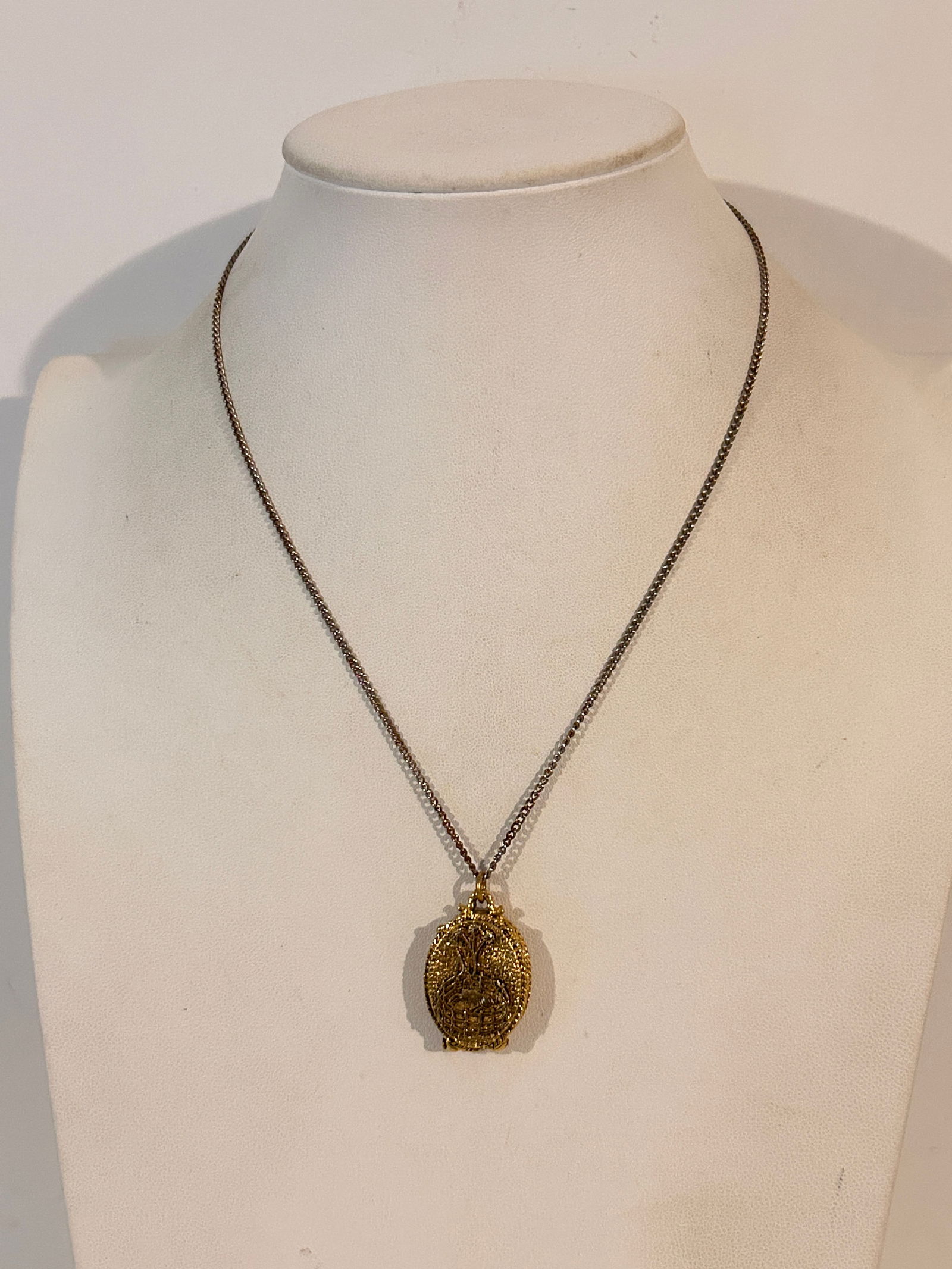 Vintage Goldtone Perfume Locket pendant Necklace 18": Vintage Goldtone Perfume Locket pendant Necklace 18" Please view all photos as they are part of the description and condition of this Item, Feel free to contact me with questions or picture requests!