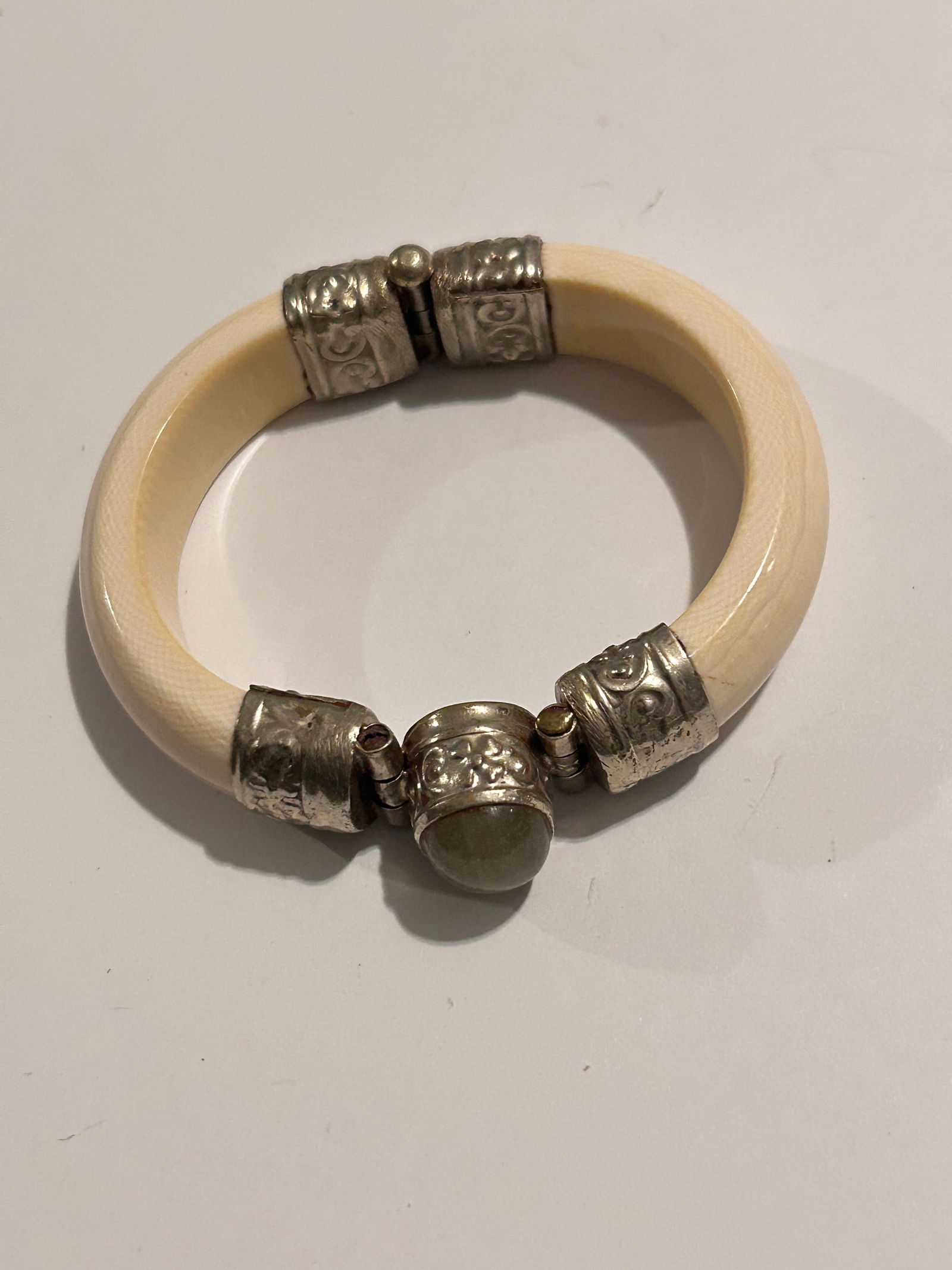 Bovine Bone Bangle Bracelet 8" hinged: Bovine Bone Bangle Bracelet 8" hinged Please view all photos as they are part of the description and condition of this Item, Feel free to contact me with questions or picture requests! Used Item AS IS