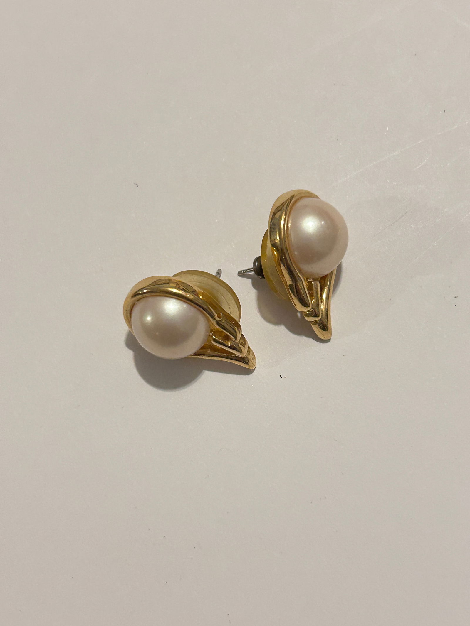 Vintage Trifari Earrings Gold Tone Faux Pearl Post Pierced: Vintage Trifari Earrings Gold Tone Faux Pearl Post Pierced Please view all photos as they are part of the description and condition of this Item, Feel free to contact me with questions or picture requ