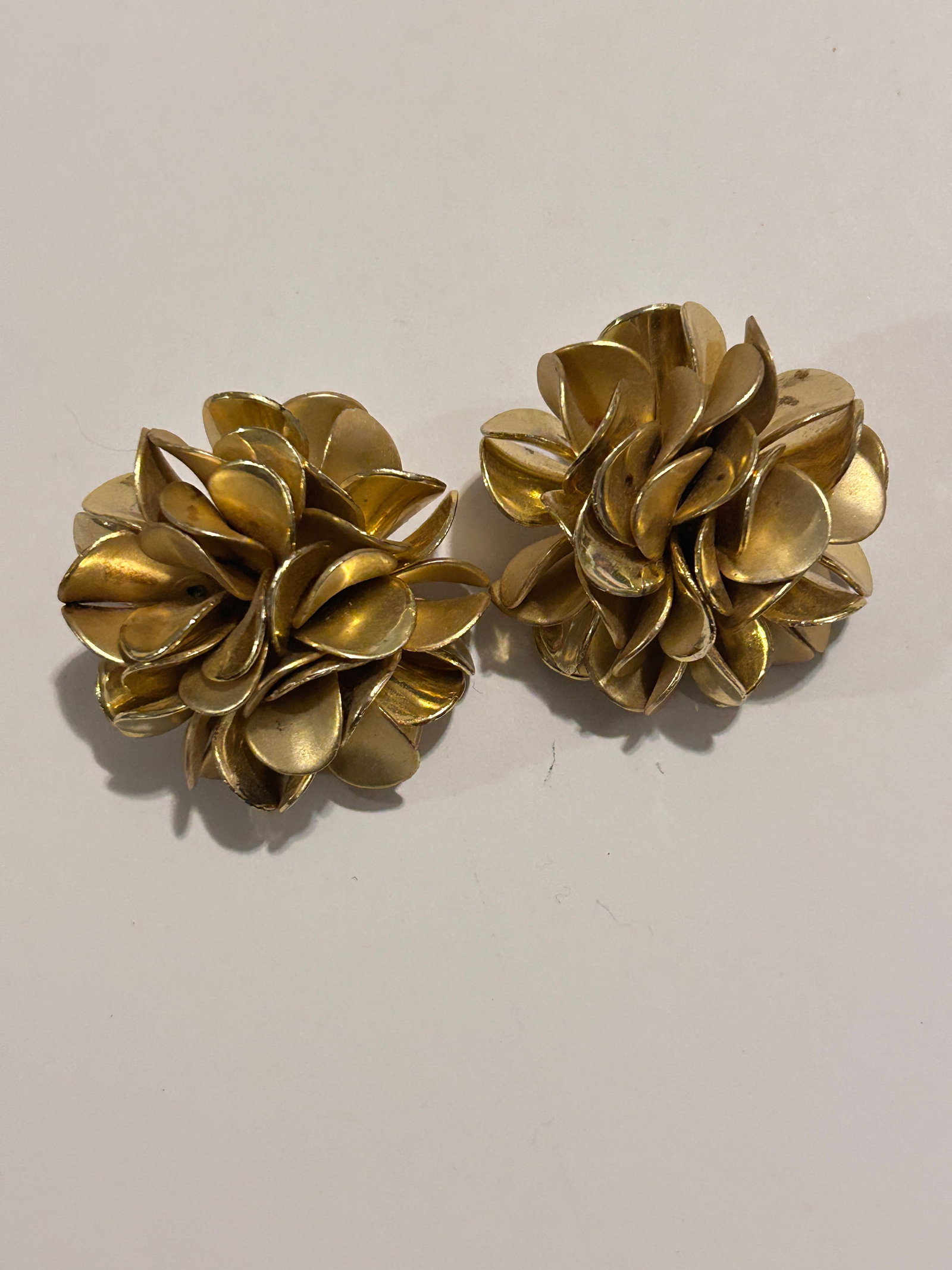 Vintage Gold tone Acrylic Fashion Earrings: Vintage Gold tone Acrylic Fashion Earrings Please view all photos as they are part of the description and condition of this Item, Feel free to contact me with questions or picture requests! Used Item 