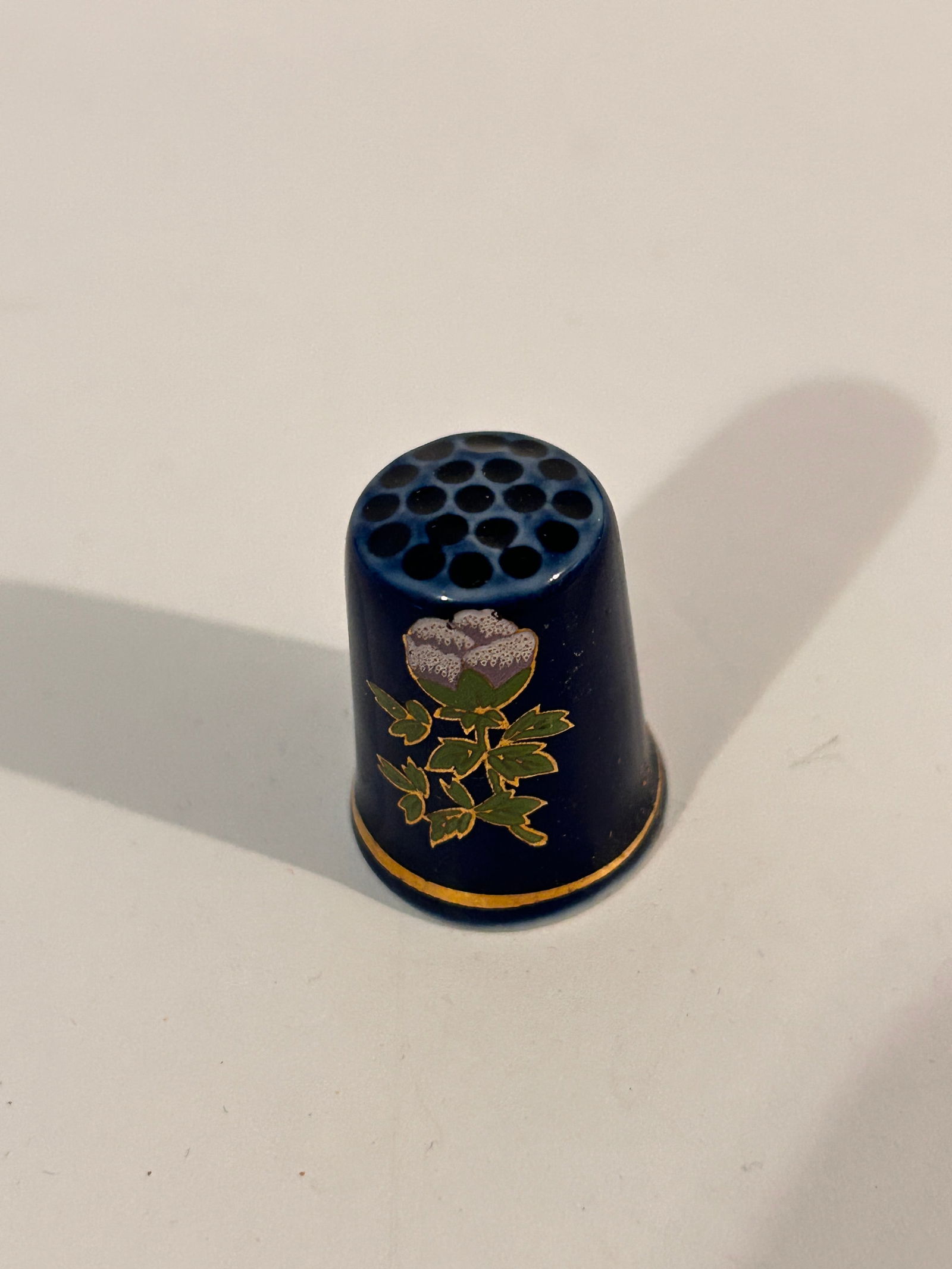 Vintage Thimble: Vintage Thimble Please view all photos as they are part of the description and condition of this Item, Feel free to contact me with questions or picture requests! Used Item AS IS