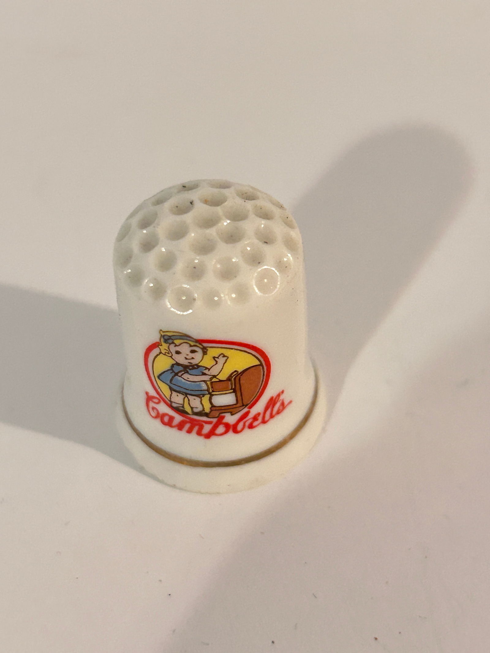 Vintage Thimble: Vintage Thimble Please view all photos as they are part of the description and condition of this Item, Feel free to contact me with questions or picture requests! Used Item AS IS