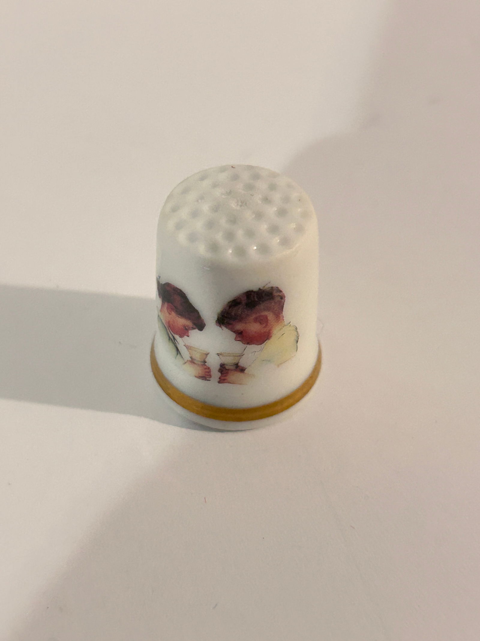 Vintage Thimble: Vintage Thimble Please view all photos as they are part of the description and condition of this Item, Feel free to contact me with questions or picture requests! Used Item AS IS