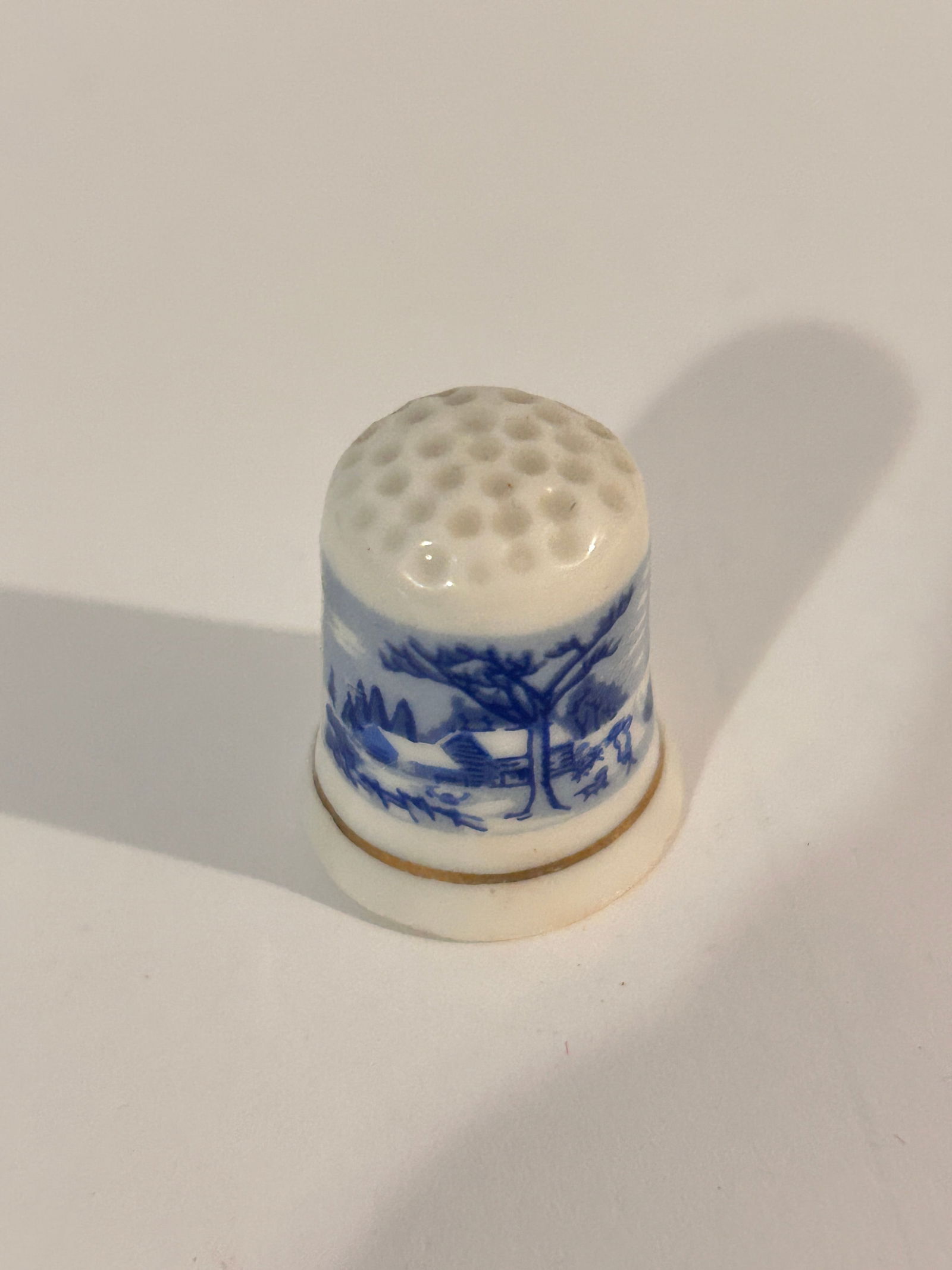 Vintage Thimble: Vintage Thimble Please view all photos as they are part of the description and condition of this Item, Feel free to contact me with questions or picture requests! Used Item AS IS