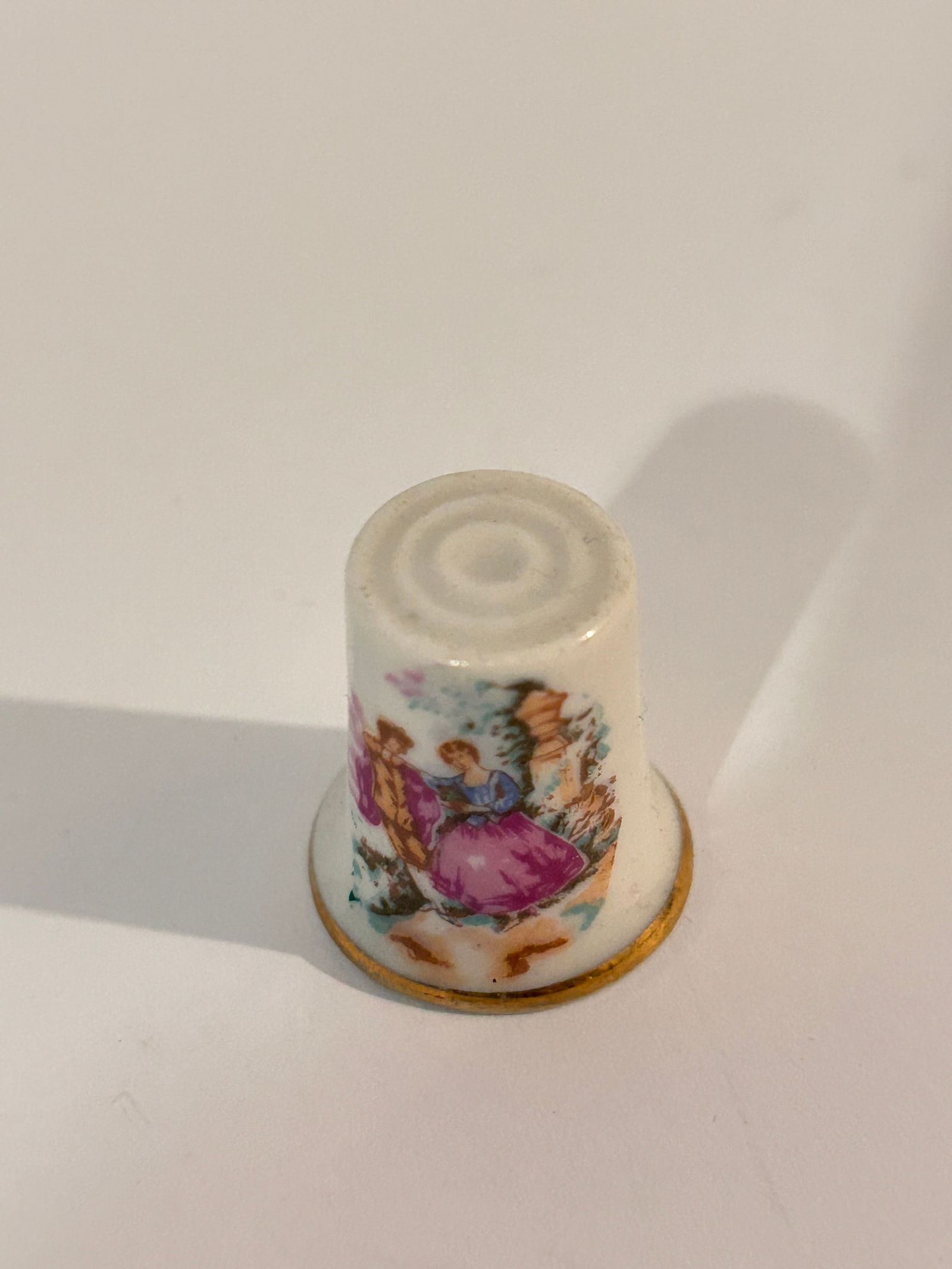 Vintage Thimble: Vintage Thimble Please view all photos as they are part of the description and condition of this Item, Feel free to contact me with questions or picture requests! Used Item AS IS