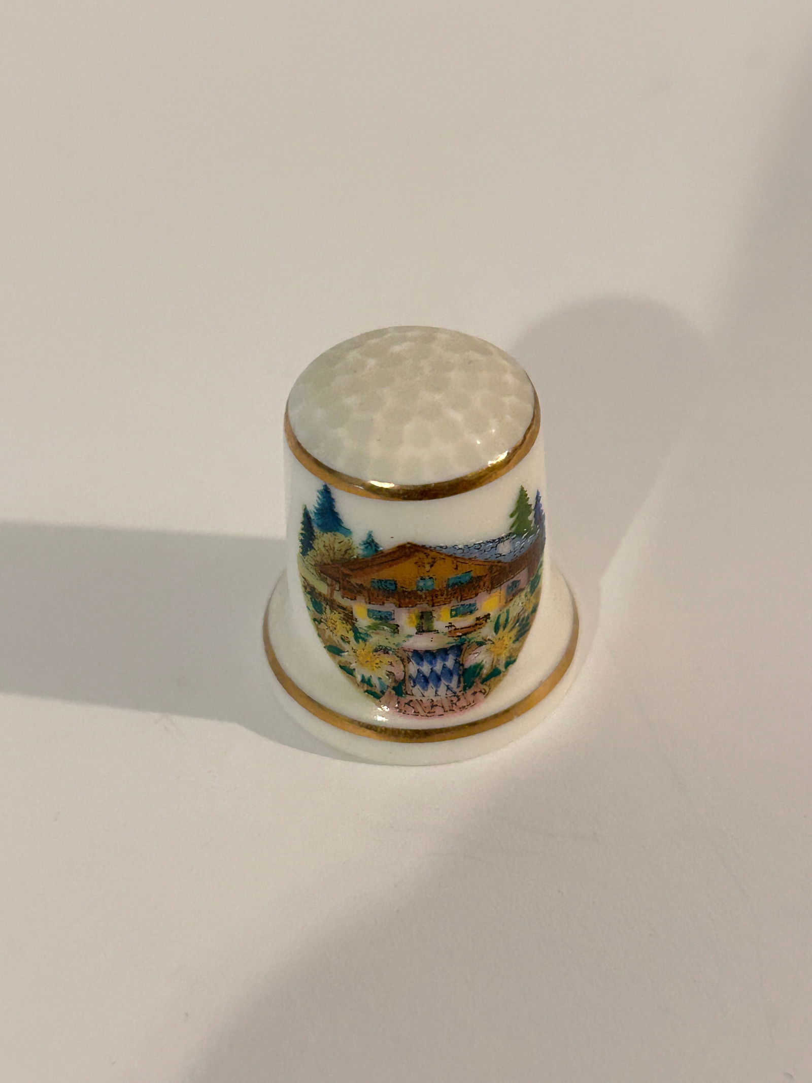 Vintage Thimble: Vintage Thimble Please view all photos as they are part of the description and condition of this Item, Feel free to contact me with questions or picture requests! Used Item AS IS