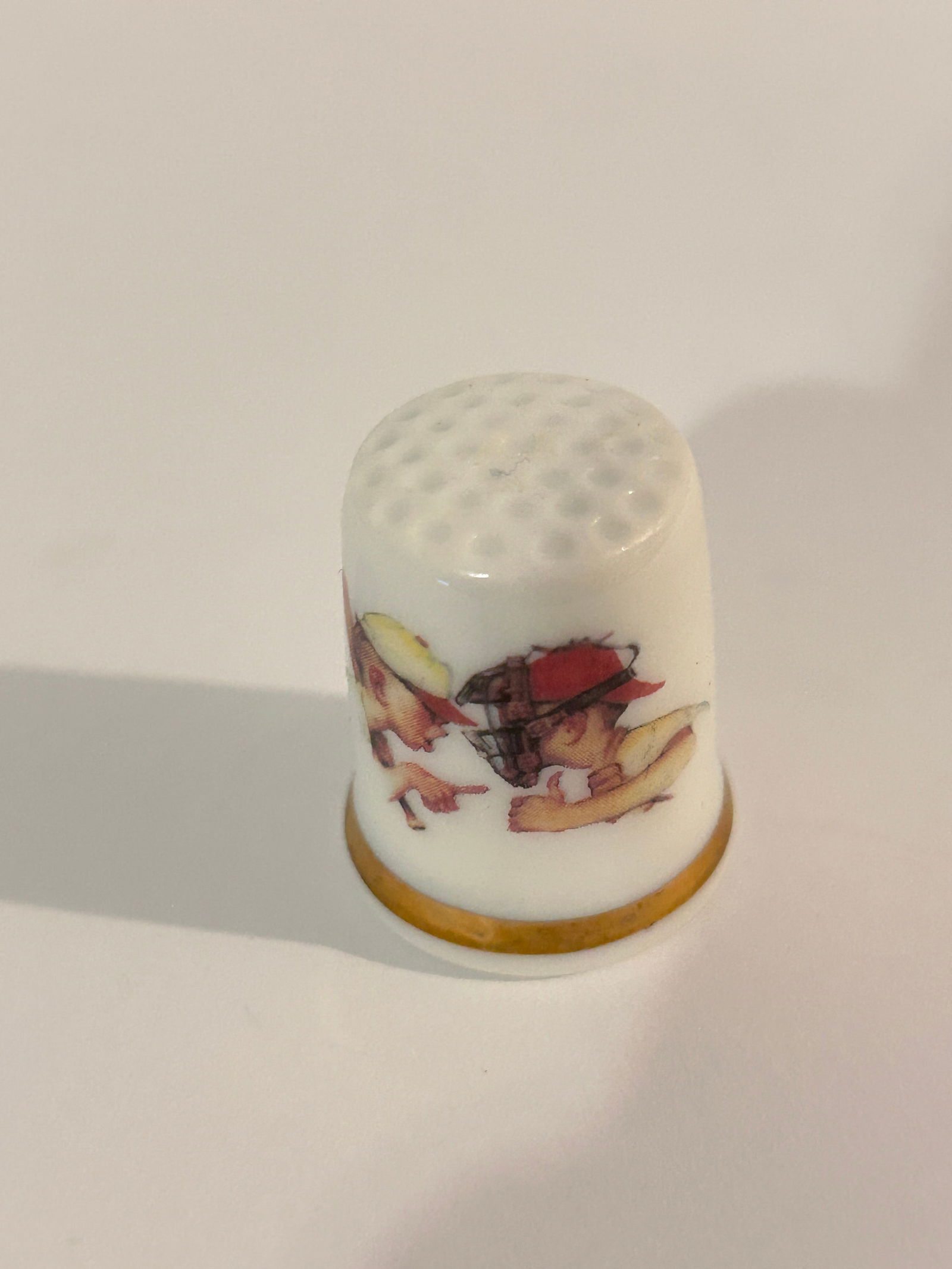 Vintage Thimble: Vintage Thimble Please view all photos as they are part of the description and condition of this Item, Feel free to contact me with questions or picture requests! Used Item AS IS