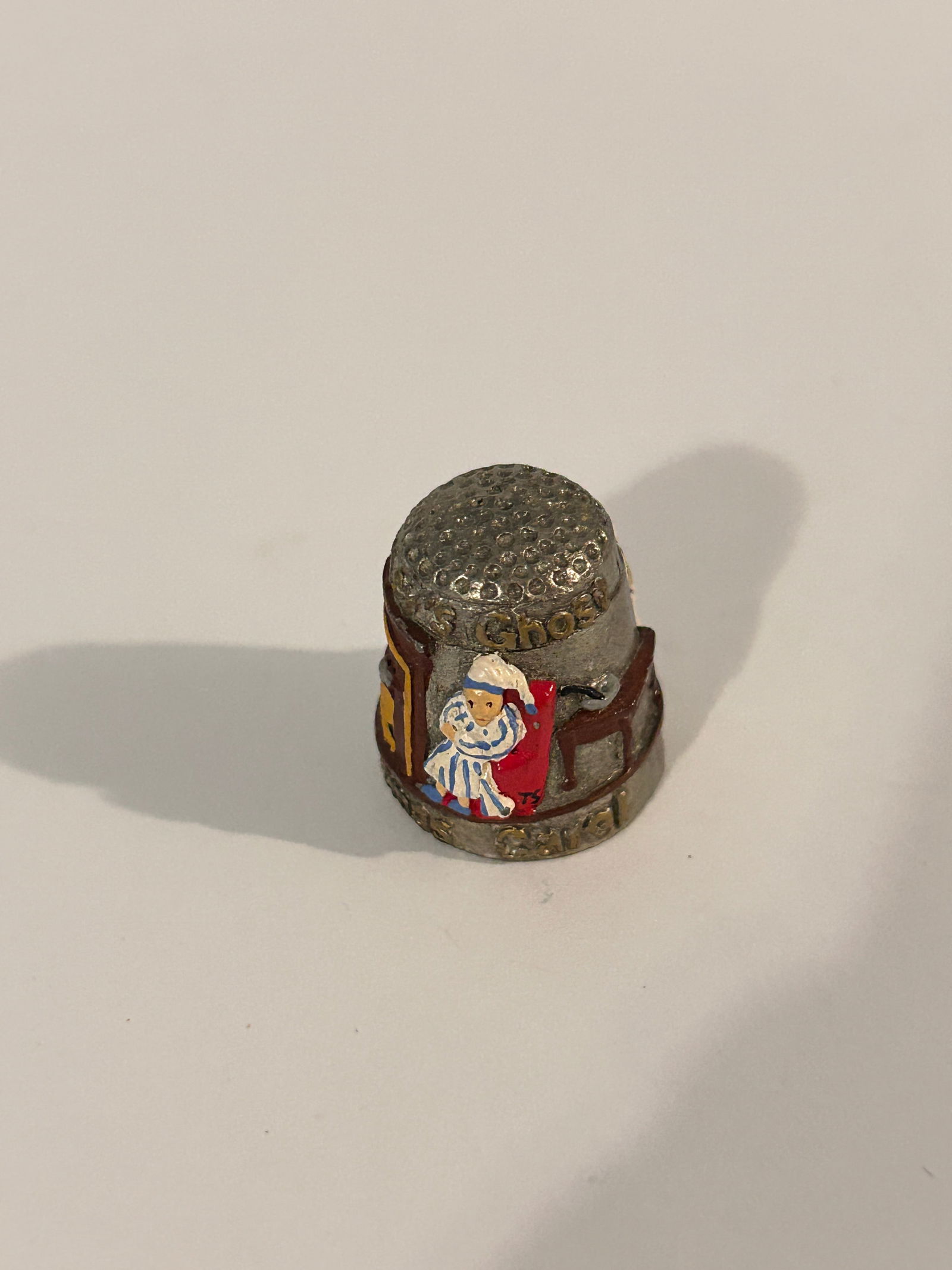 Vintage Thimble: Vintage Thimble Please view all photos as they are part of the description and condition of this Item, Feel free to contact me with questions or picture requests! Used Item AS IS