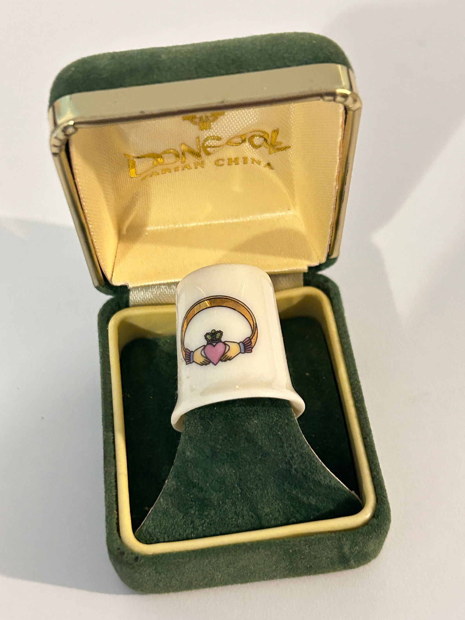 Vintage Thimble: Vintage Thimble Please view all photos as they are part of the description and condition of this Item, Feel free to contact me with questions or picture requests! Used Item AS IS