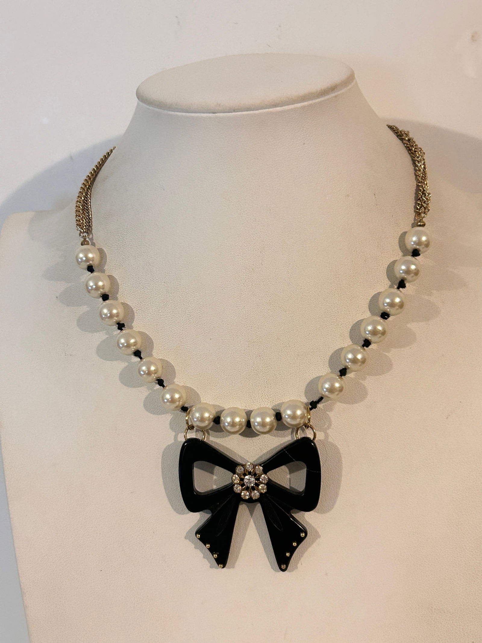 Betsey Johnson Necklace Crystal & Pearl Bow Pendant Gold Tone 16": Betsey Johnson Necklace Crystal & Pearl Bow Pendant Gold Tone 16" Please view all photos as they are part of the description and condition of this Item, Feel free to contact me with questions or pictu