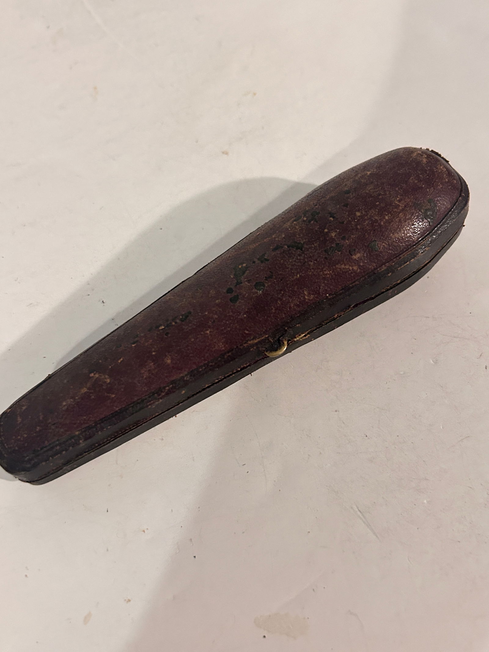 Vintage Mini Leather Case: Vintage Mini Leather Case Please view all photos as they are part of the description and condition of this Item, Feel free to contact me with questions or picture requests! Used Item AS IS