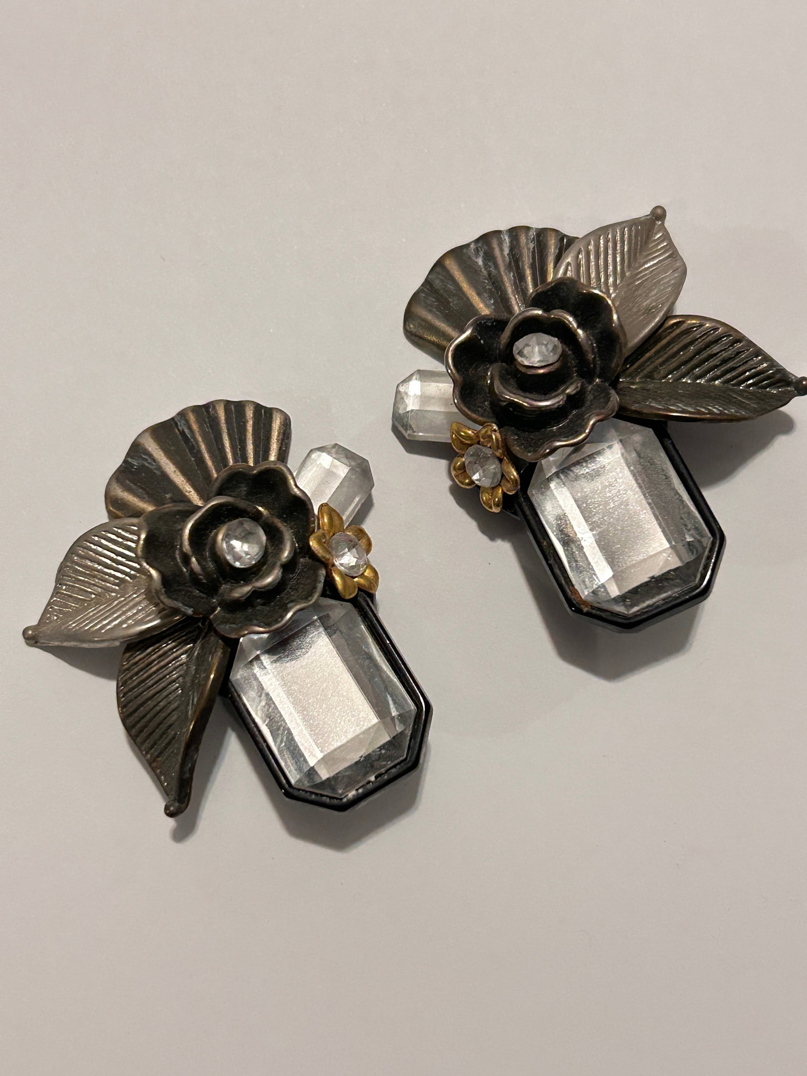 Vintage Fashion Acrylic floral Earrings: Vintage Fashion Acrylic floral Earrings Please view all photos as they are part of the description and condition of this Item, Feel free to contact me with questions or picture requests! Used Item AS 