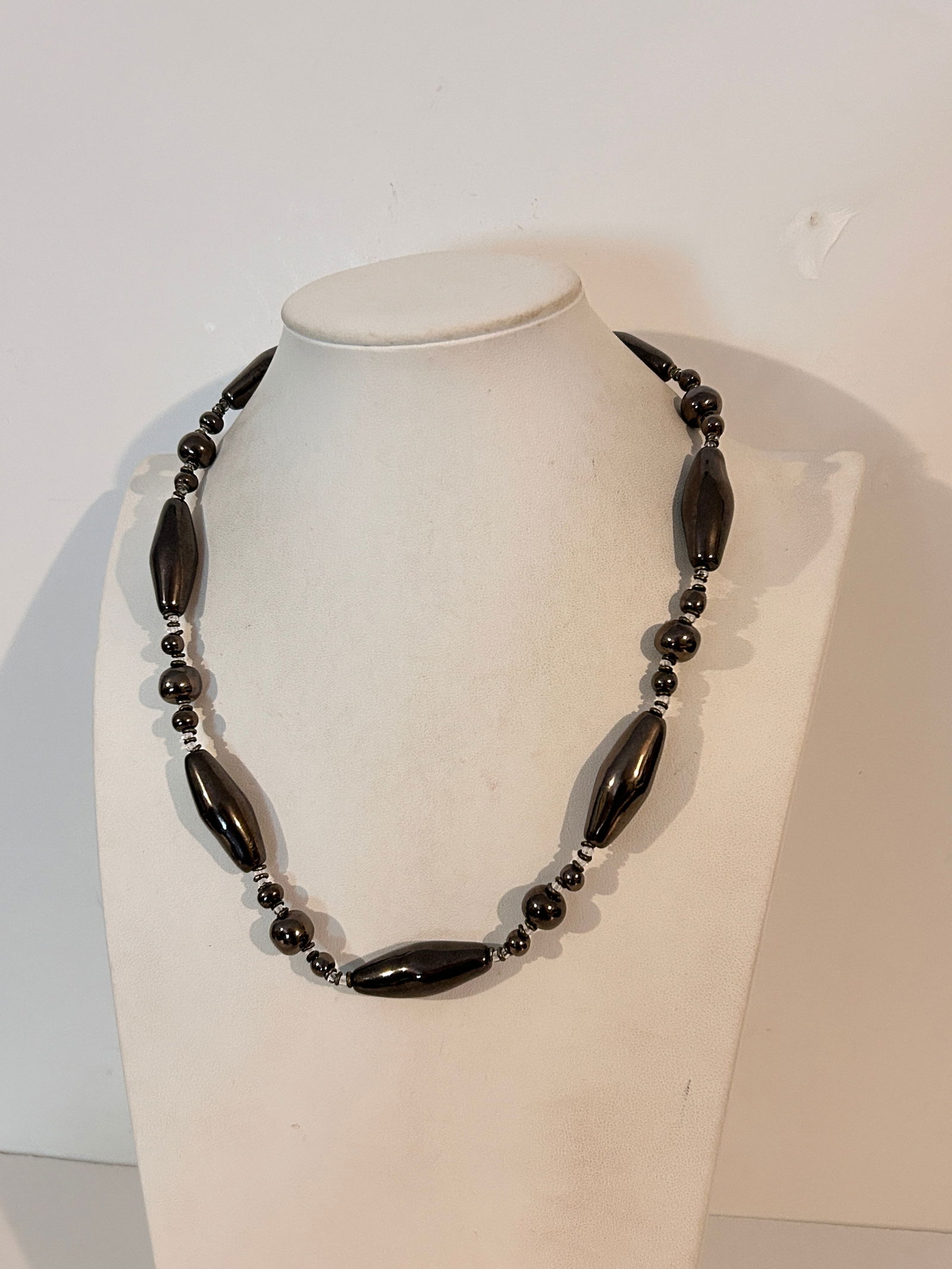 Vintage Ceramic Necklace sz 20": Vintage Ceramic Necklace sz 20" Please view all photos as they are part of the description and condition of this Item, Feel free to contact me with questions or picture requests! Used Item AS IS